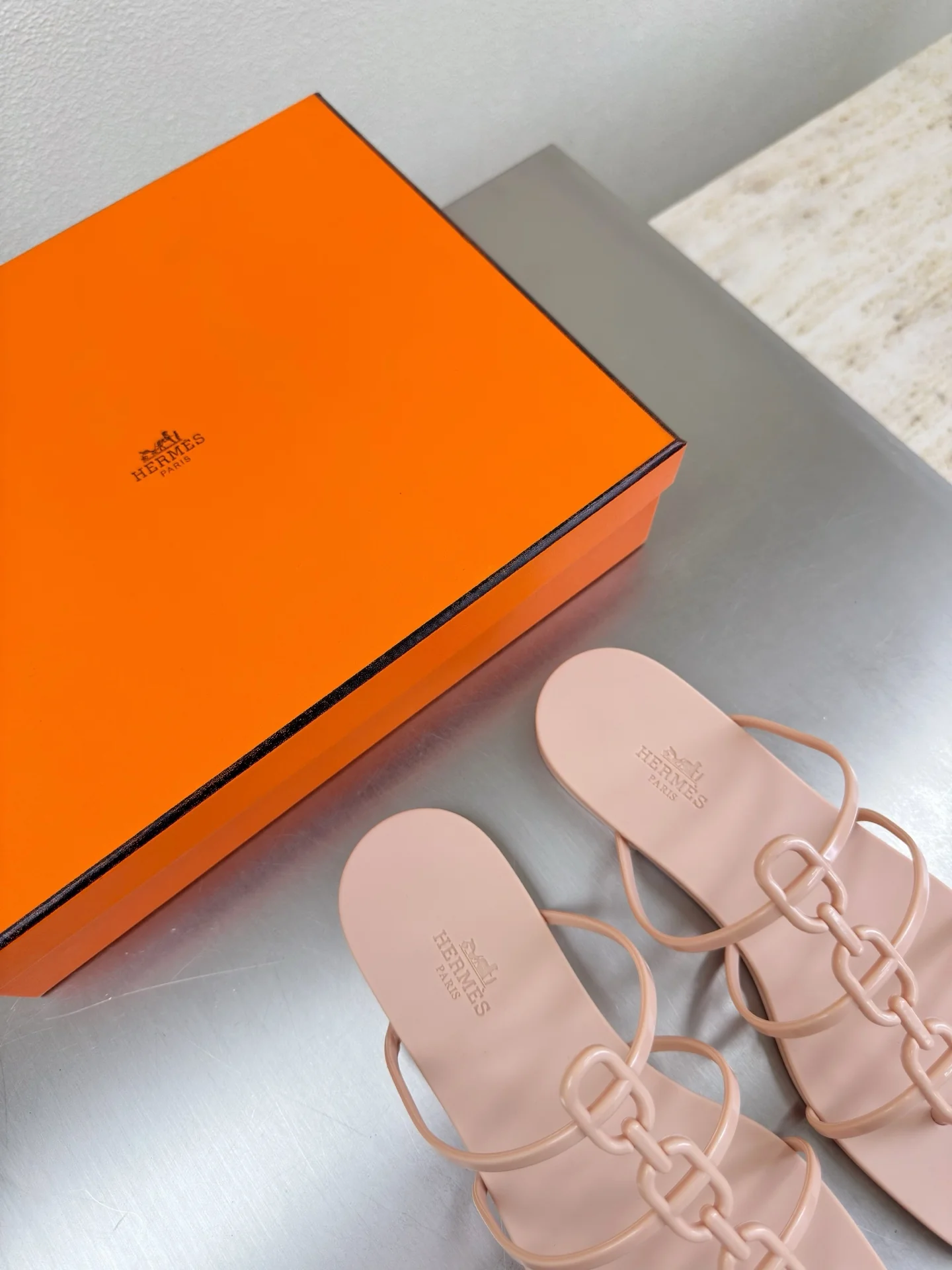 Simple and sexy one-piece molded slippers