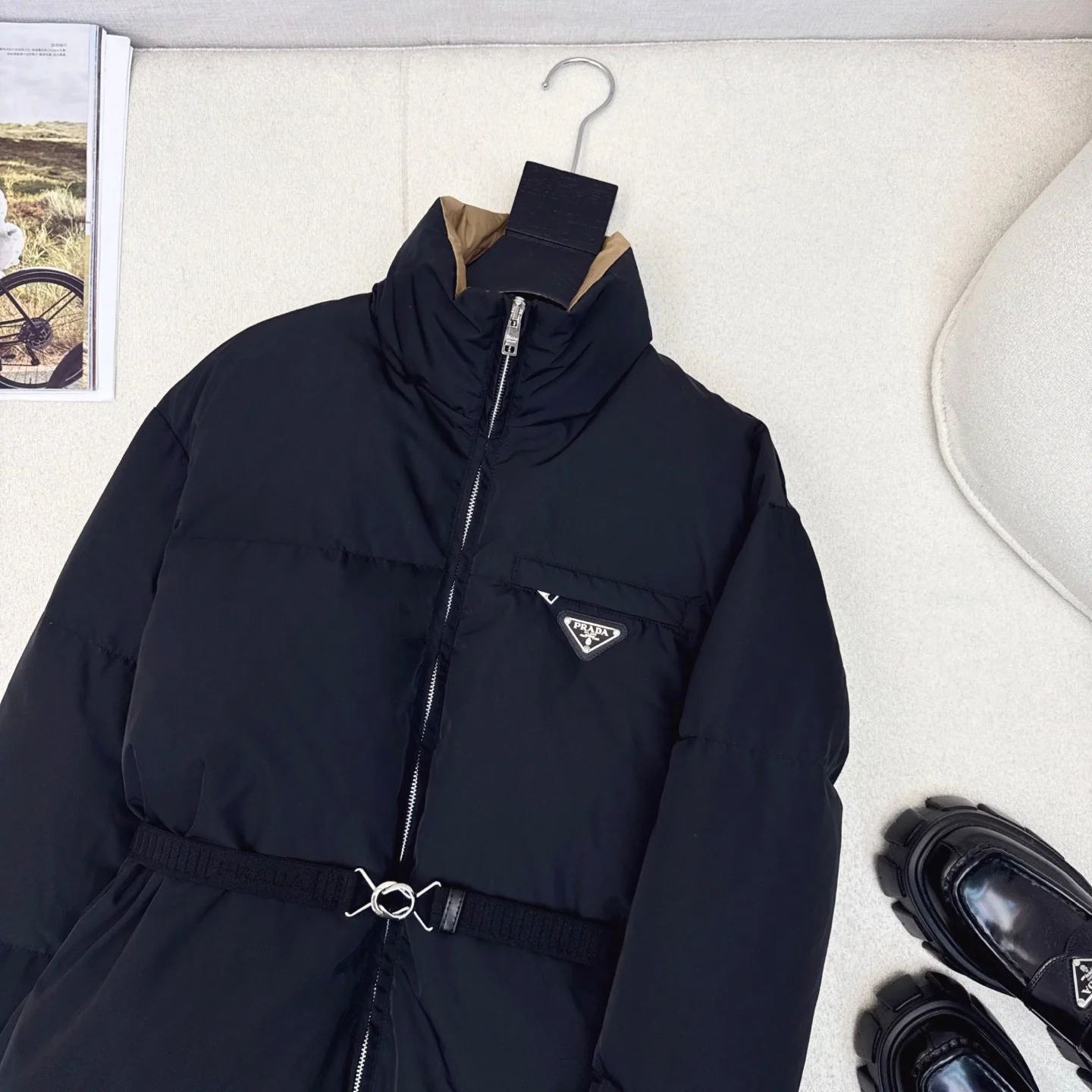 Mid-length down jacket with stand-up collar and triangle