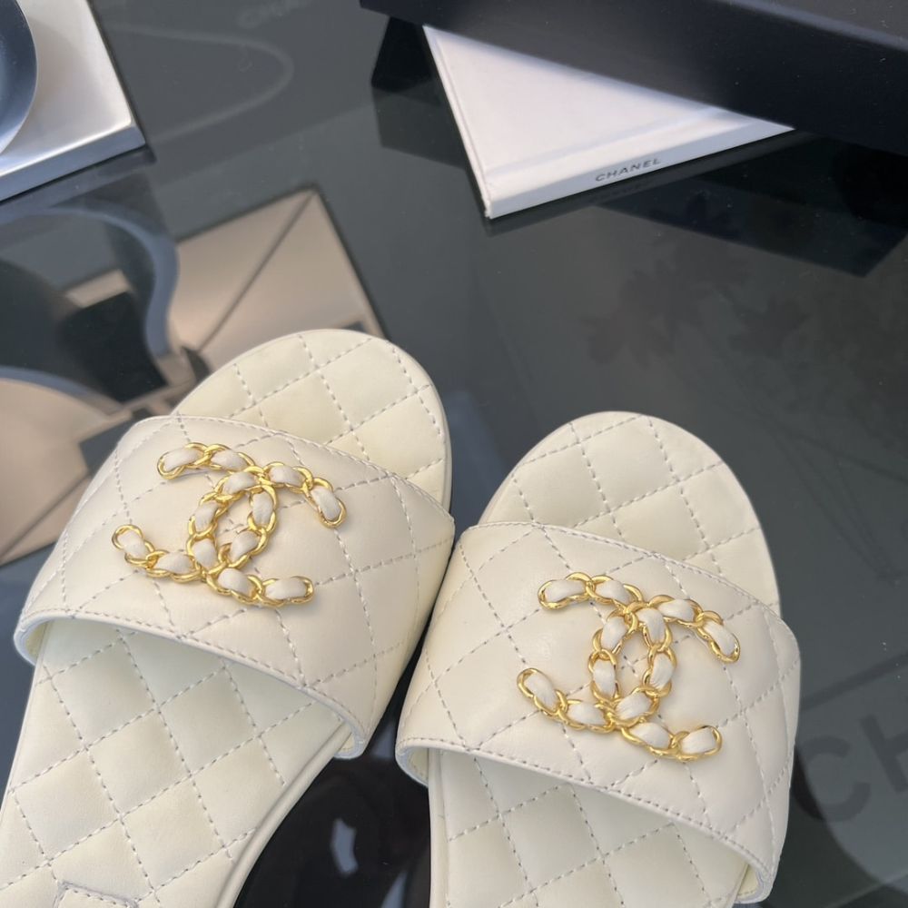Chanel 23P Chain CC Slide Mules Quilted Leather White