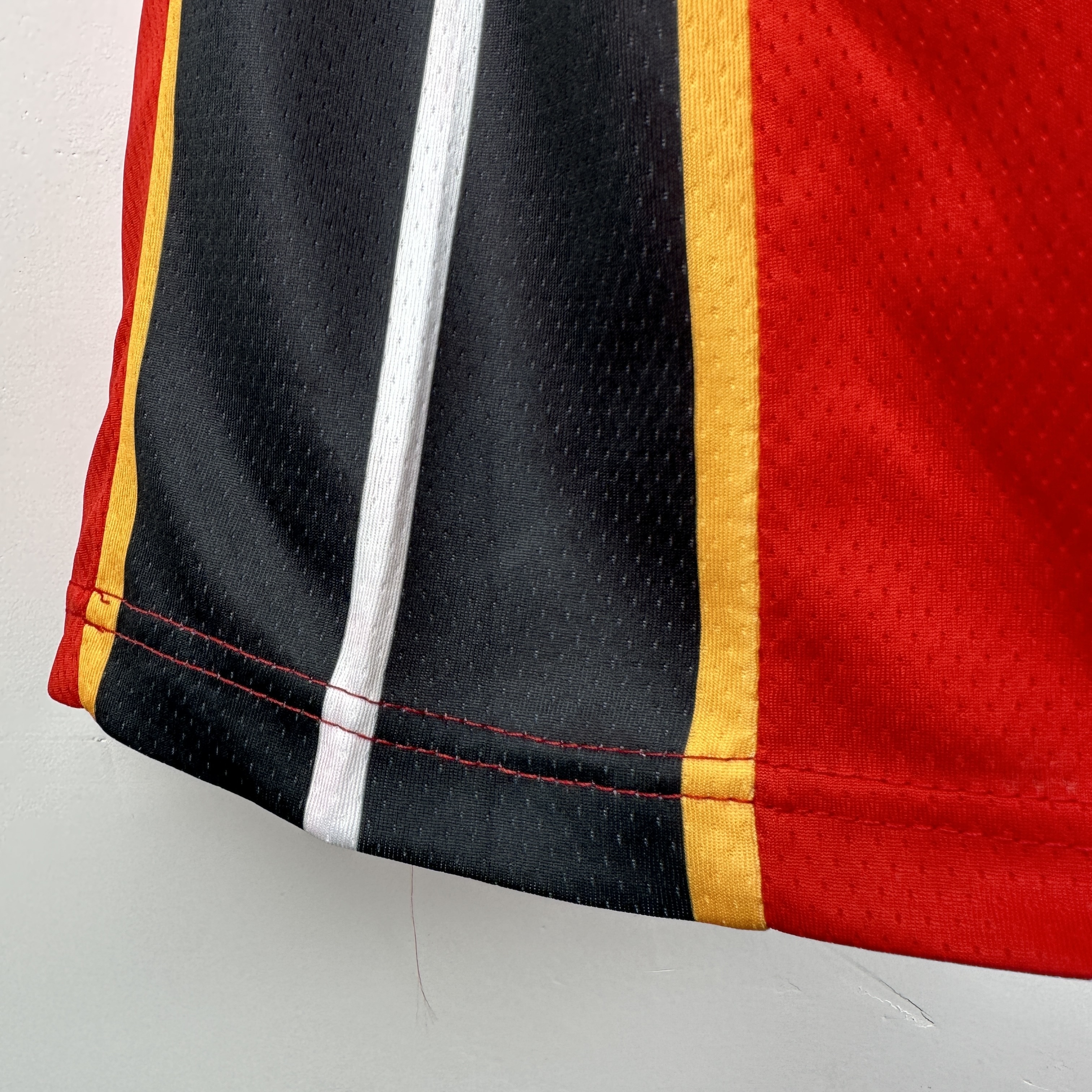 Embroidered Heat V-neck red No. 14 Herro