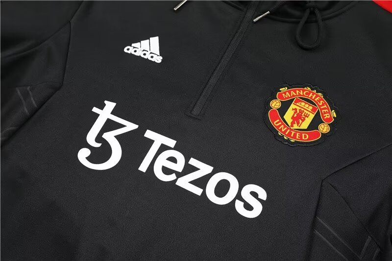 2022/2023 Manchester United hooded half pull black