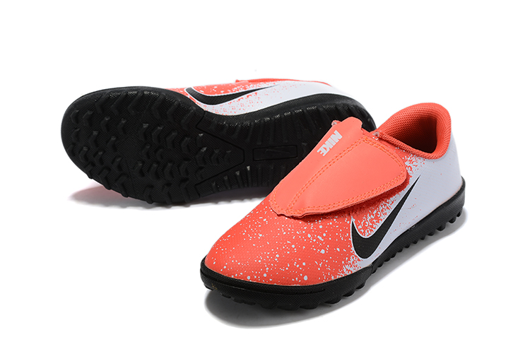 Ronaldo's exclusive Mercurial Chapter 7 Assassin XII Nike Mercurial football shoes