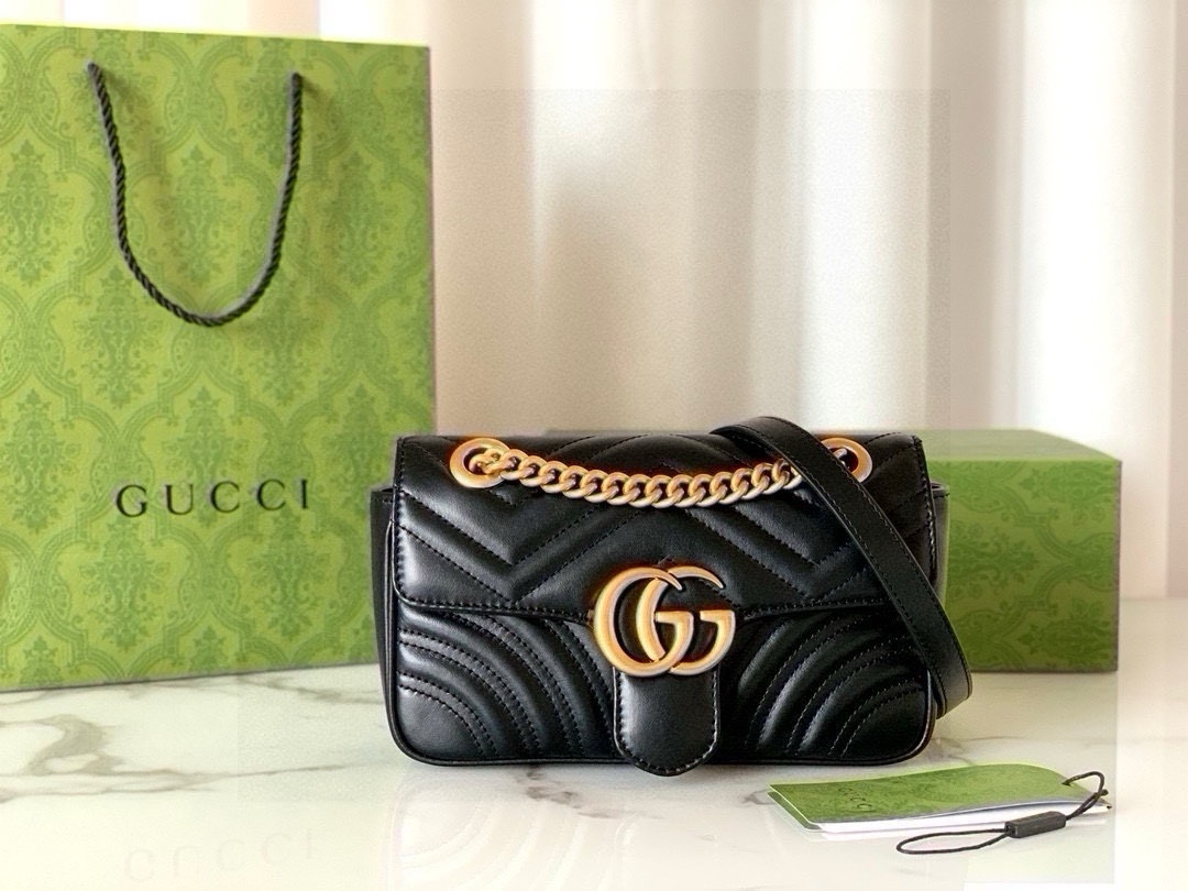 Gucci — Italy imported original leather chain underarm shoulder messenger bag women's hardware lock bag  Small size 23X14X6cmbrand new