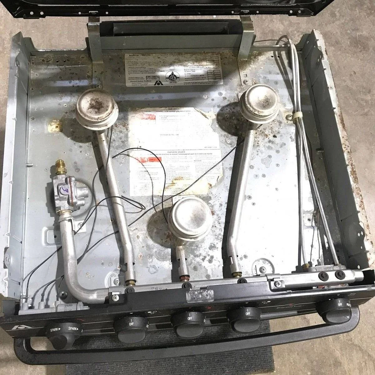 Used Atwood / Wedgewood range stove 3-burner R-V1732BBP