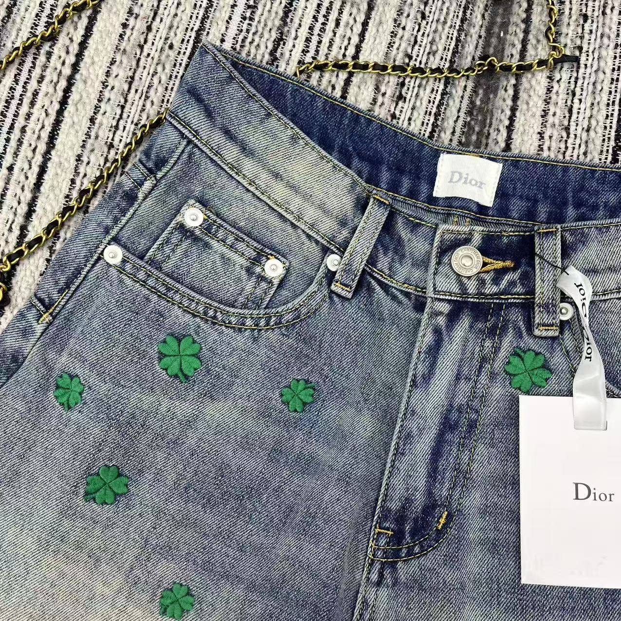 26NEW Embroidered Flower Denim Shorts