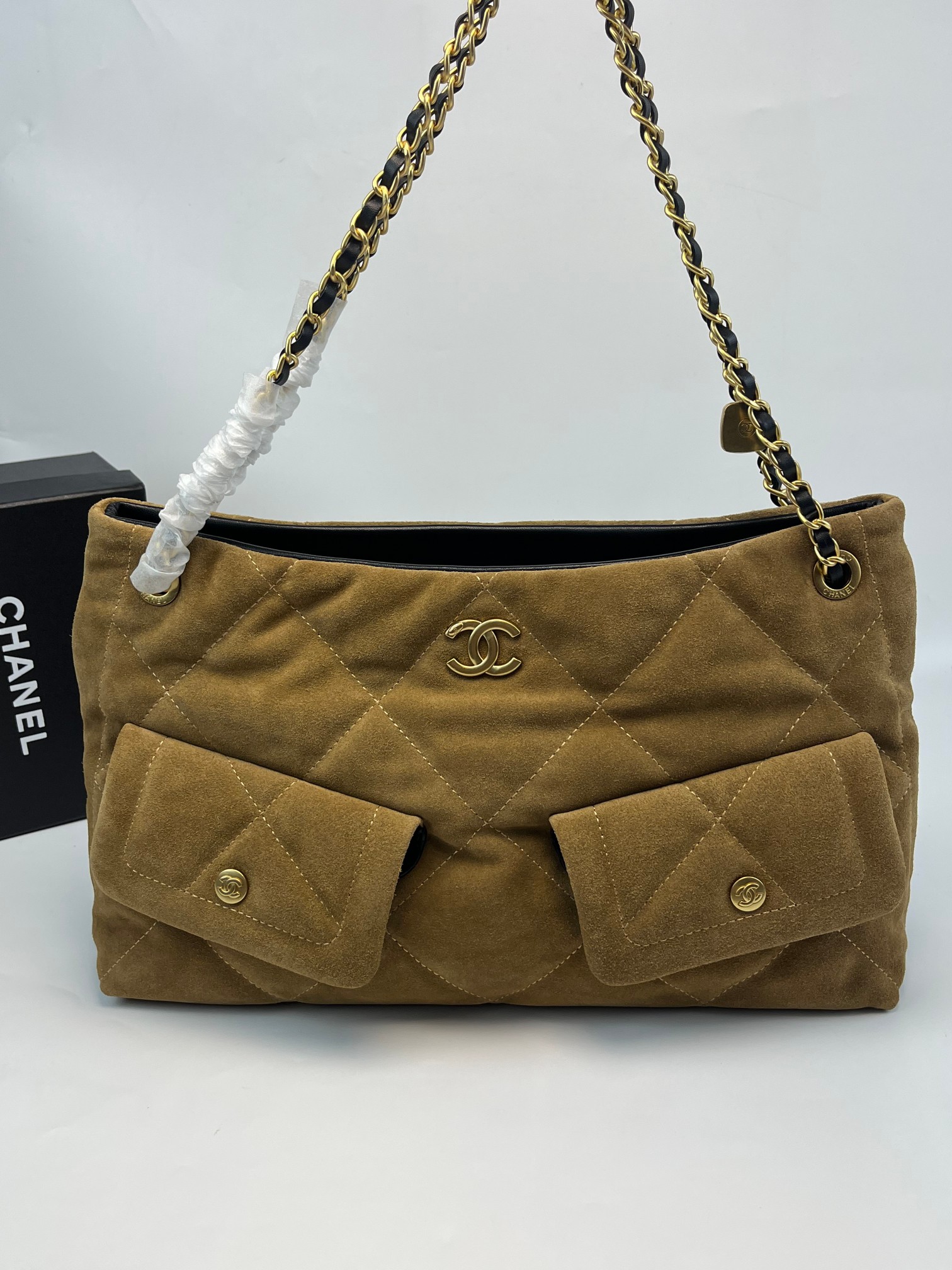 Large diamond-patterned tote flap bag