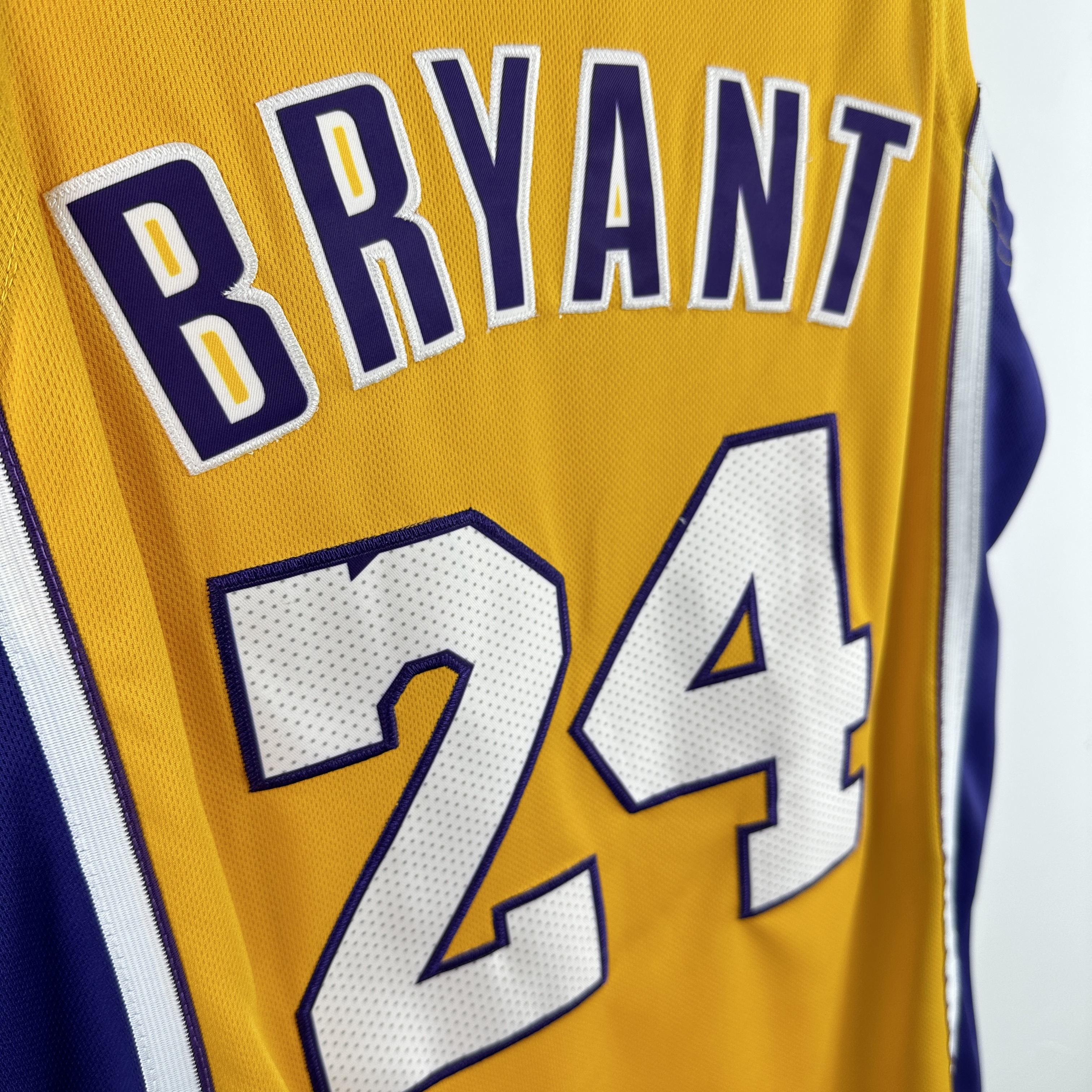 Embroidered MN Retro Jersey Lakers 06/07 Season V-neck Yellow No. 24 Kobe