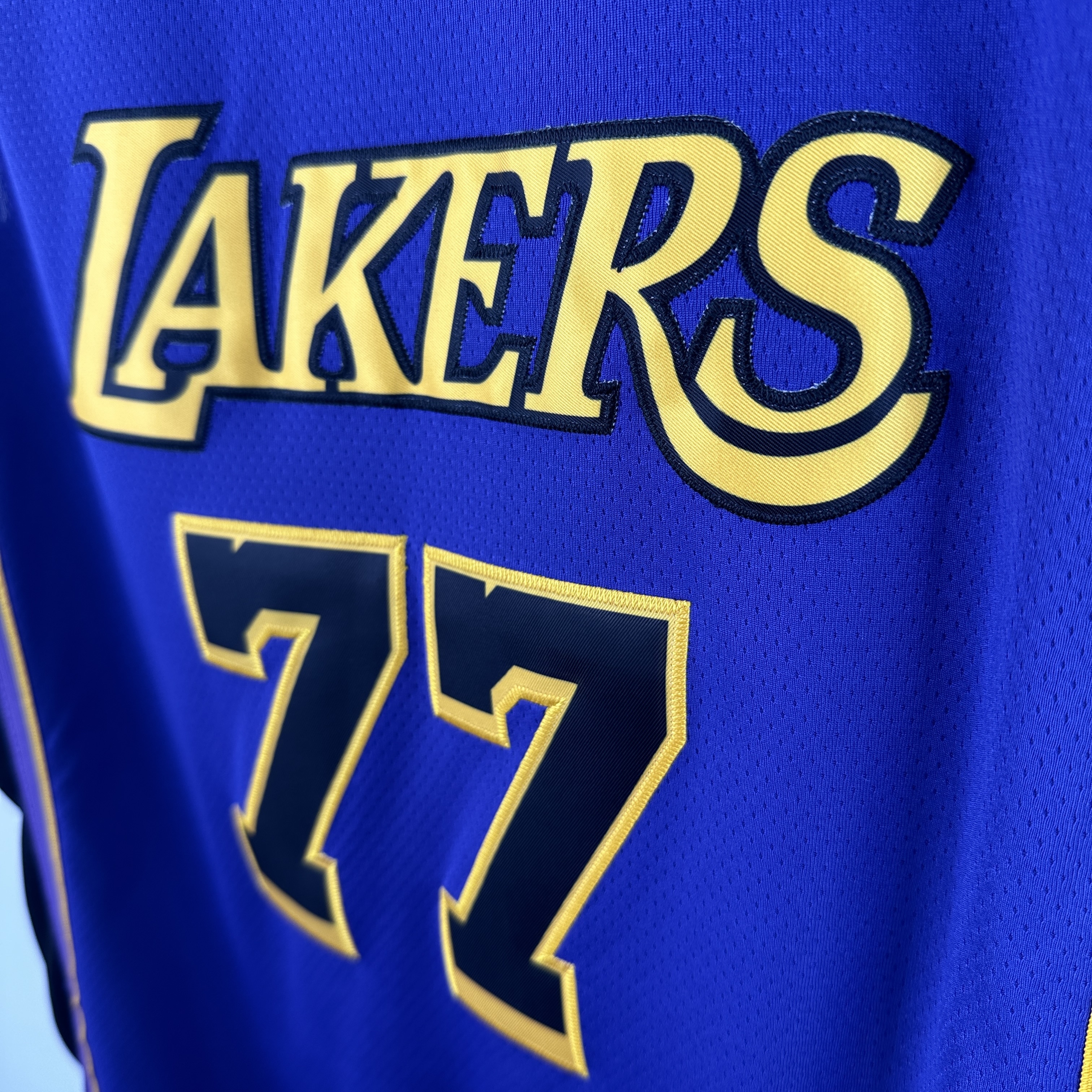 Embroidered 23rd season Lakers flying model No. 77 Dončić