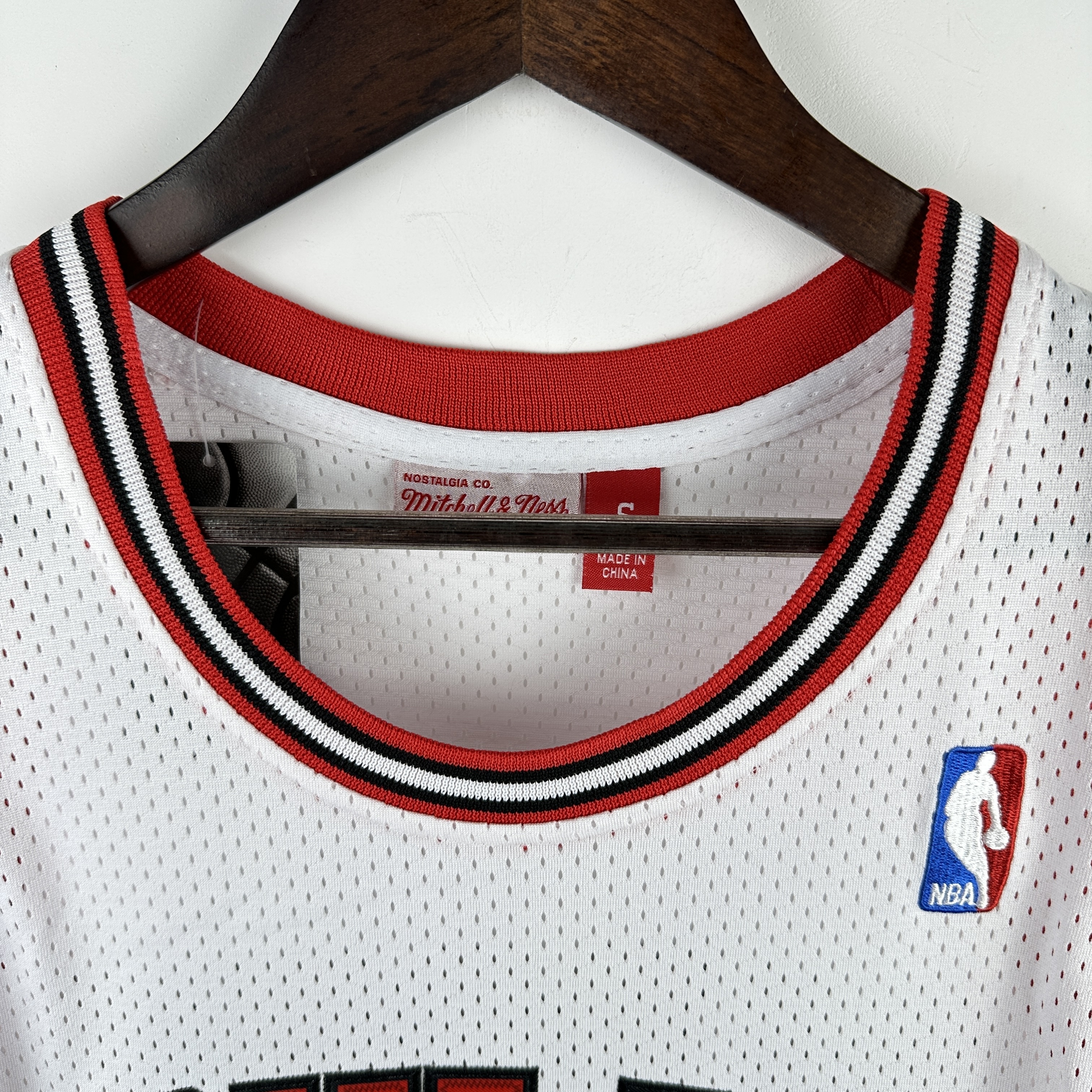 Embroidered MN retro jersey, Chicago Bulls 97/98 season, white, No. 33, Scottie Pippen