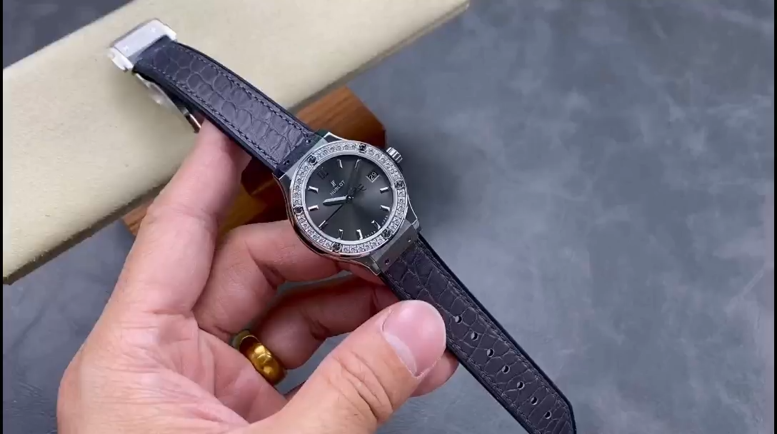 【Super Clone】Hublot Classic Fusion 581.NX.7071.LR.1104 33mm Grey Lady Replica Watch