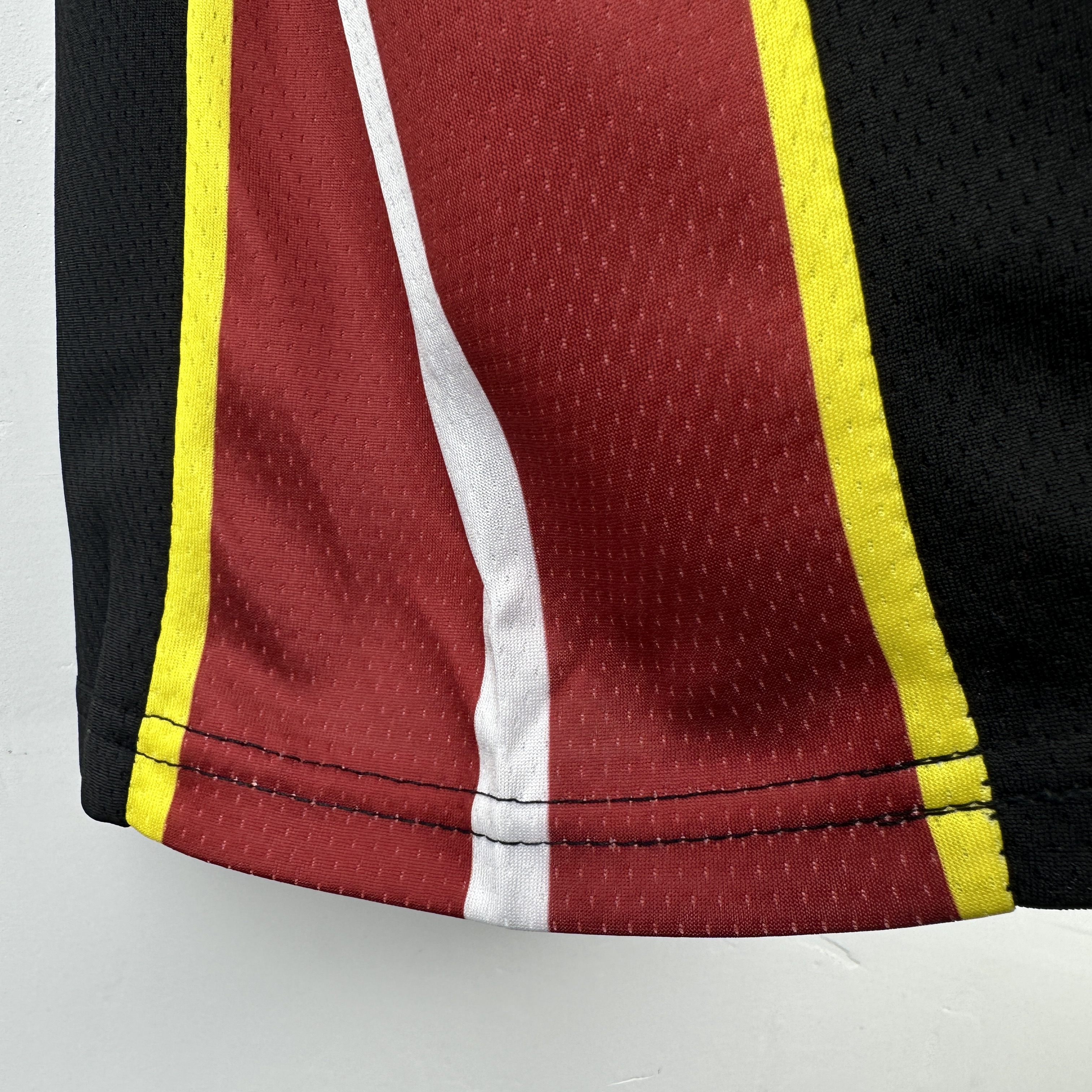 Embroidered Heat V-neck black No. 22 Butler