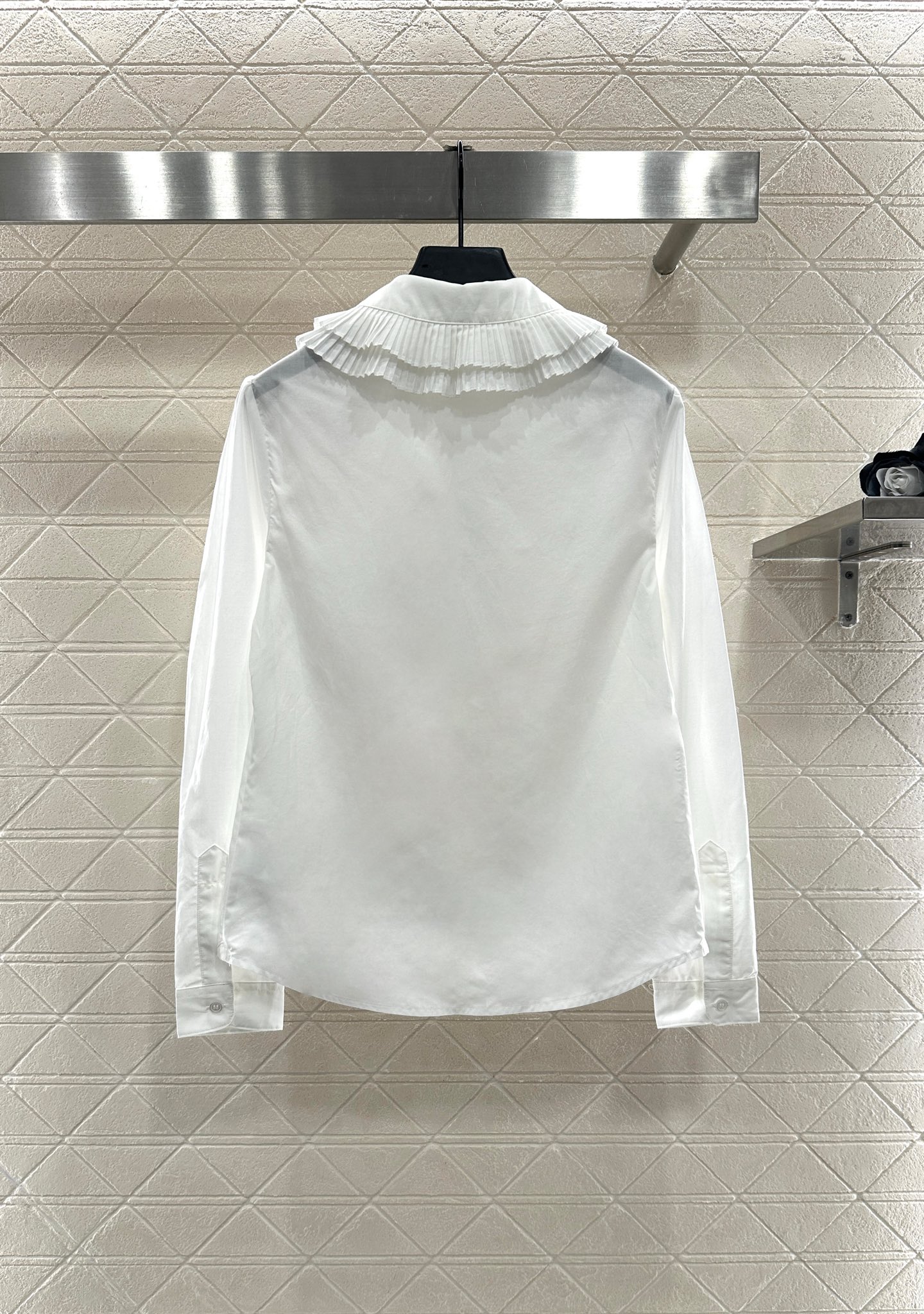 Layered pleated collar shirt