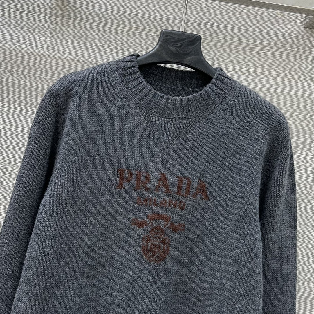 Capsule-style versatile cashmere top with lettering