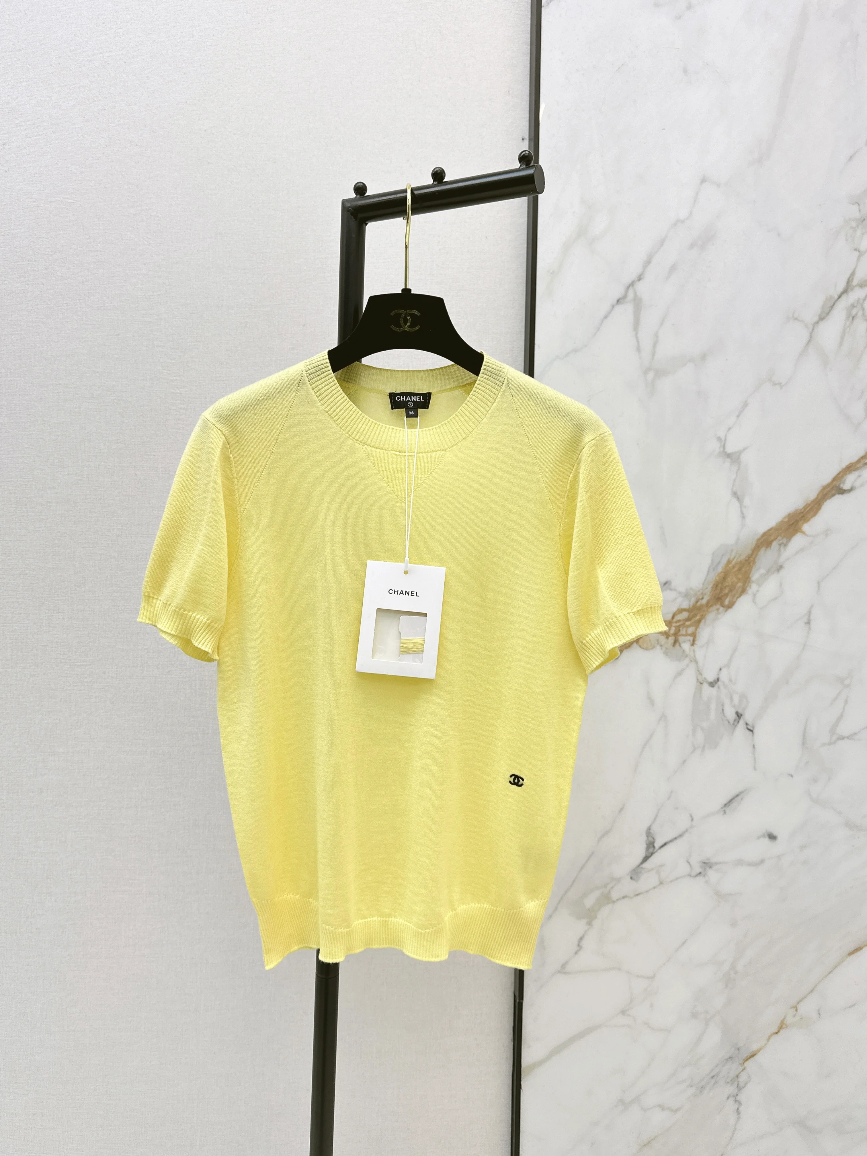 Warm-toned knit short-sleeved top