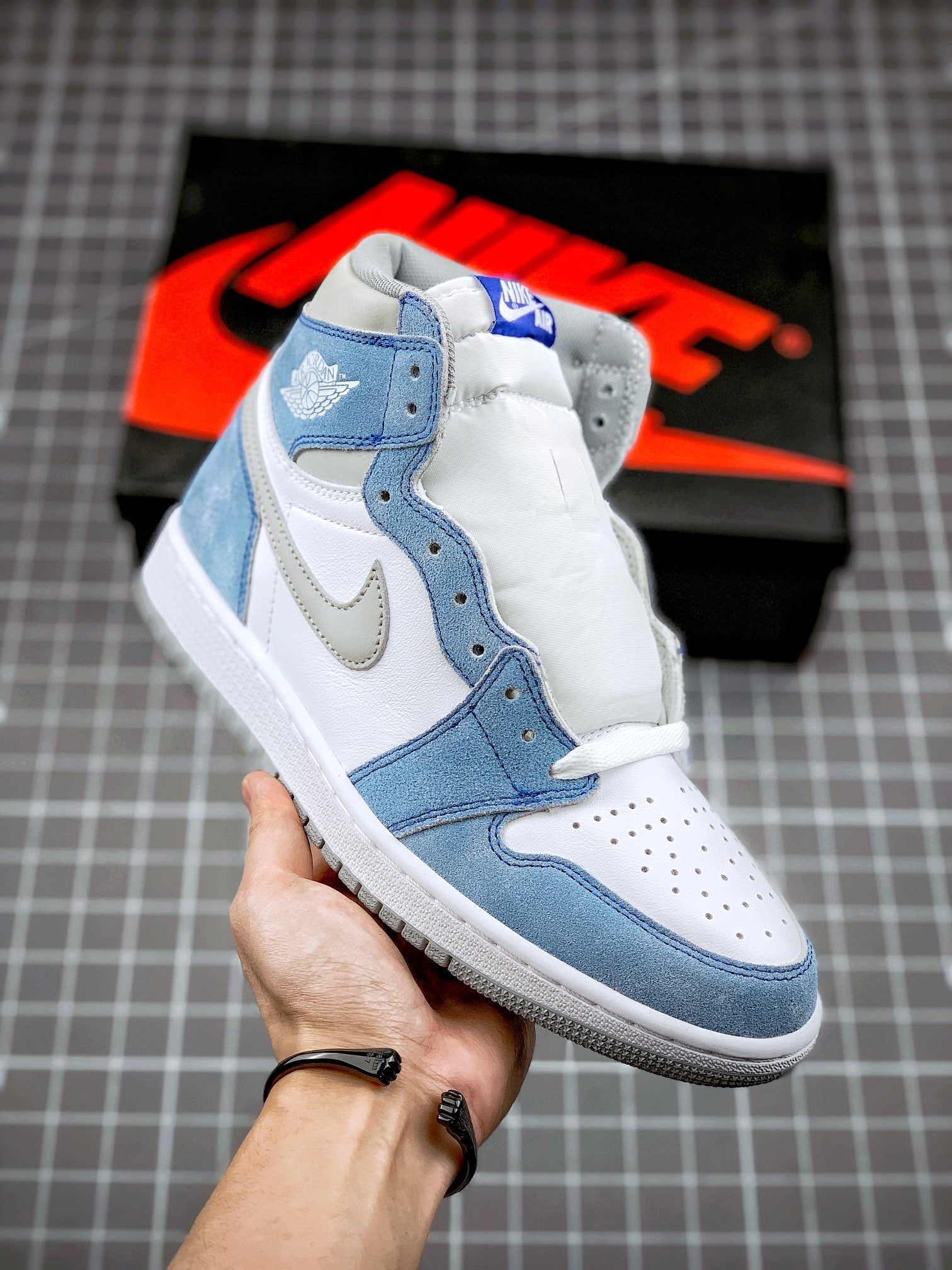 Jordan 1 Retro High OG Hyper Royal