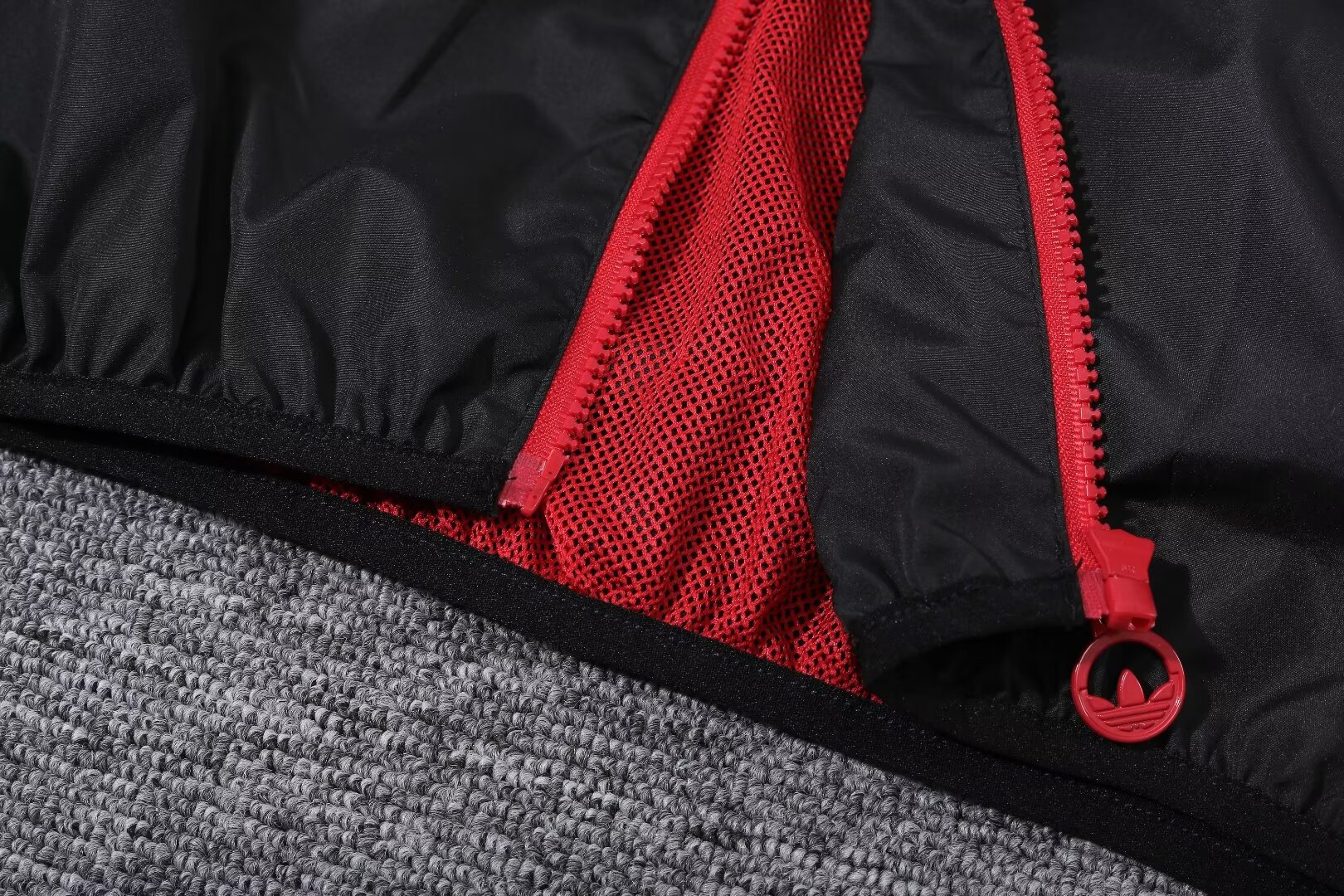 2023/24 Manchester United black and red hooded windbreaker 1:1 Thai quality