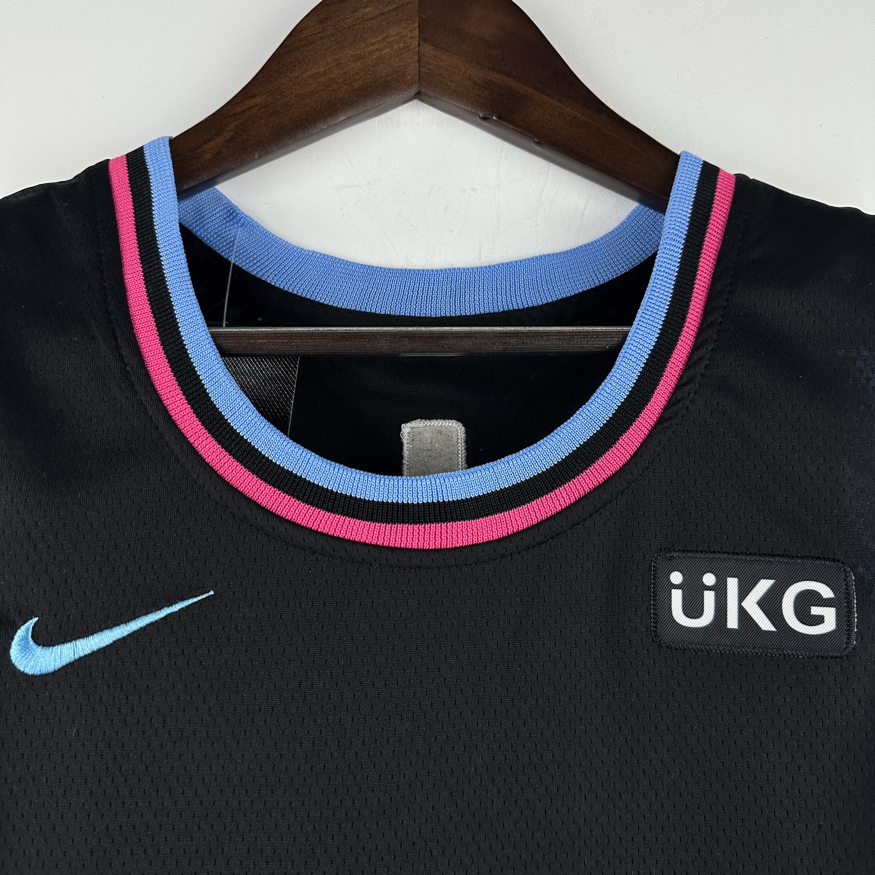 Embroidered Heat Crew Neck Black No. 22 Butler