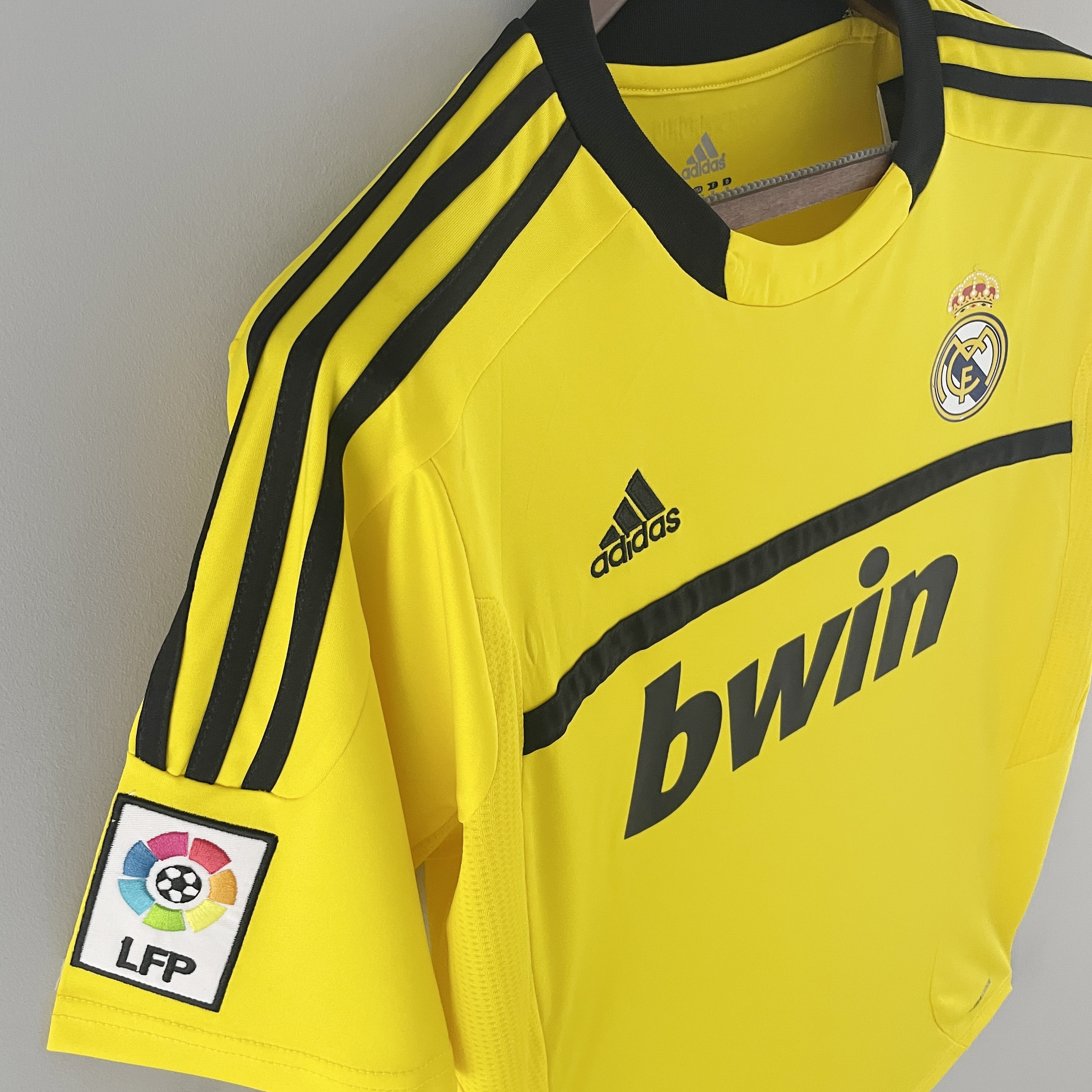 2011/12 Real Madrid yellow goalkeeper jersey 1:1 Thai quality - Fans Edition