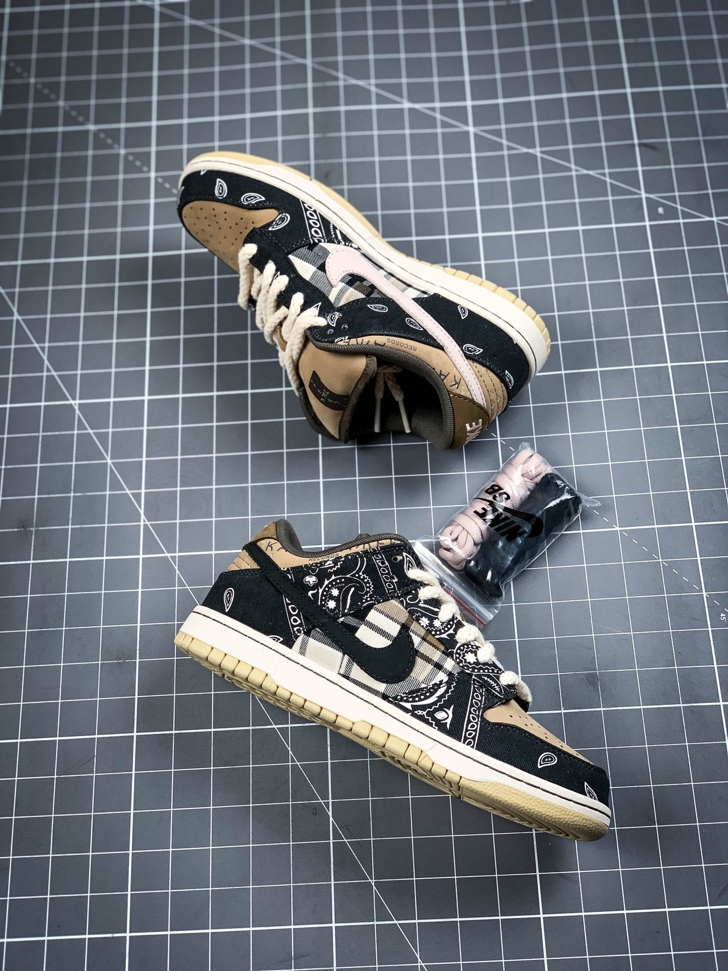 SB Dunk Low Travis Scott