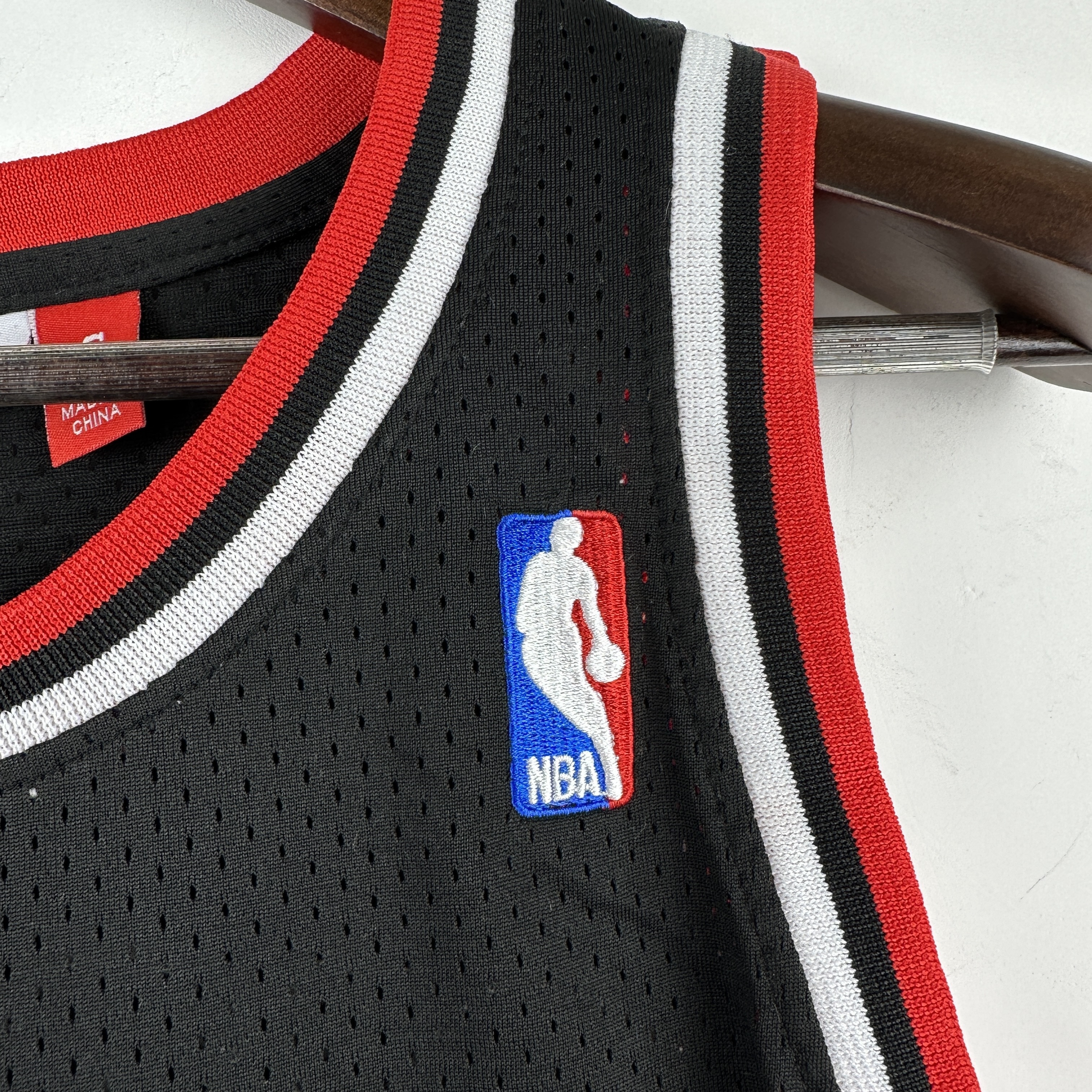 Embroidered MN retro jersey, Bulls 97/98 season, black, No. 33, Scottie Pippen