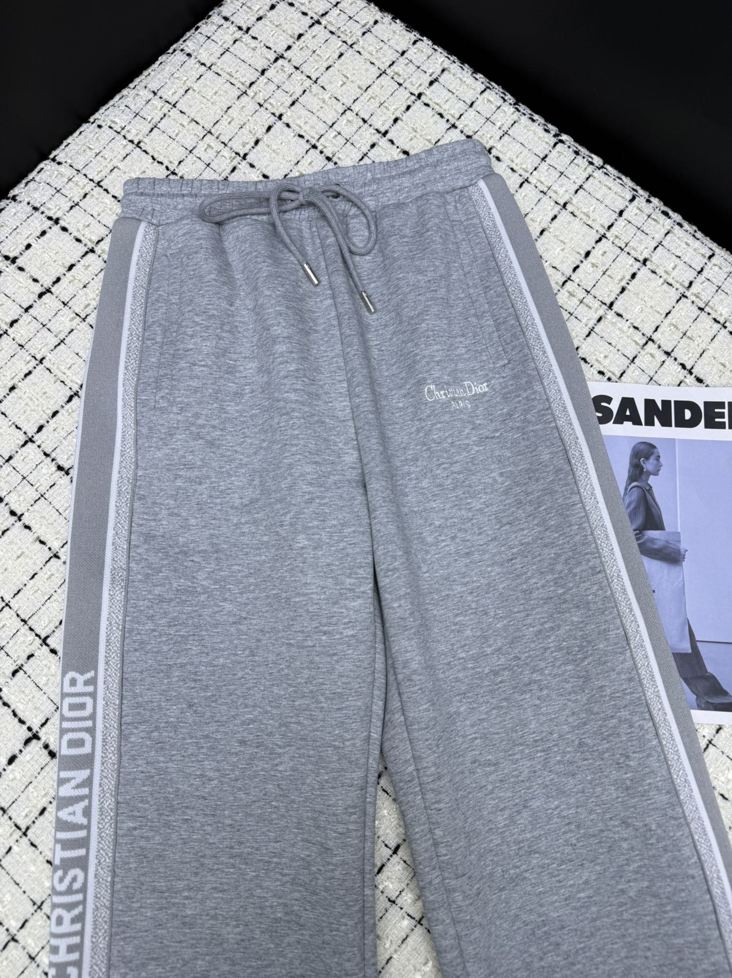 Classic casual pants with logo webbing on both sides.