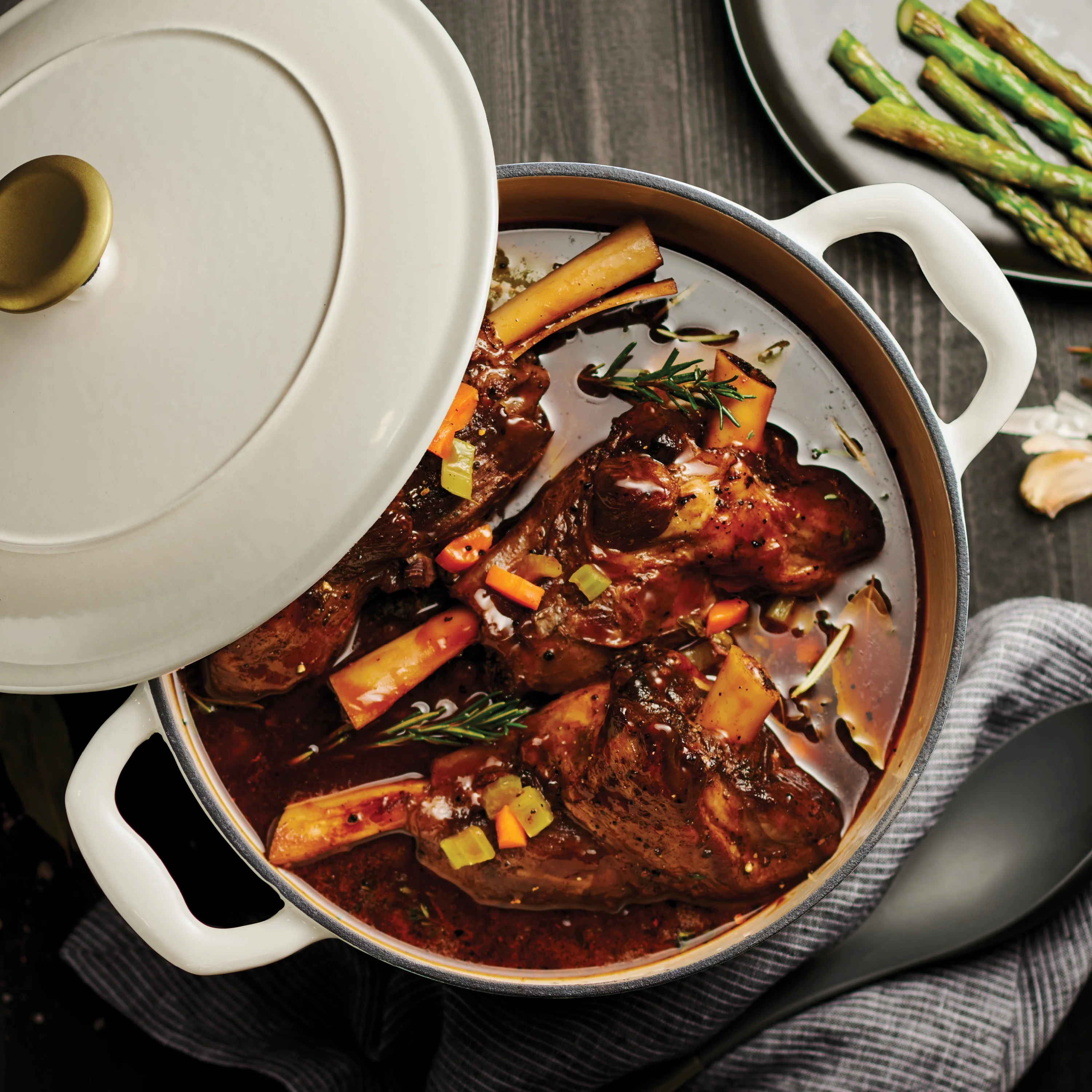 Tramontina Bestow 5.5-Quart Enameled Cast Iron Round Dutch Oven with Lid, Latte with Gold Knob, Oven-Safe