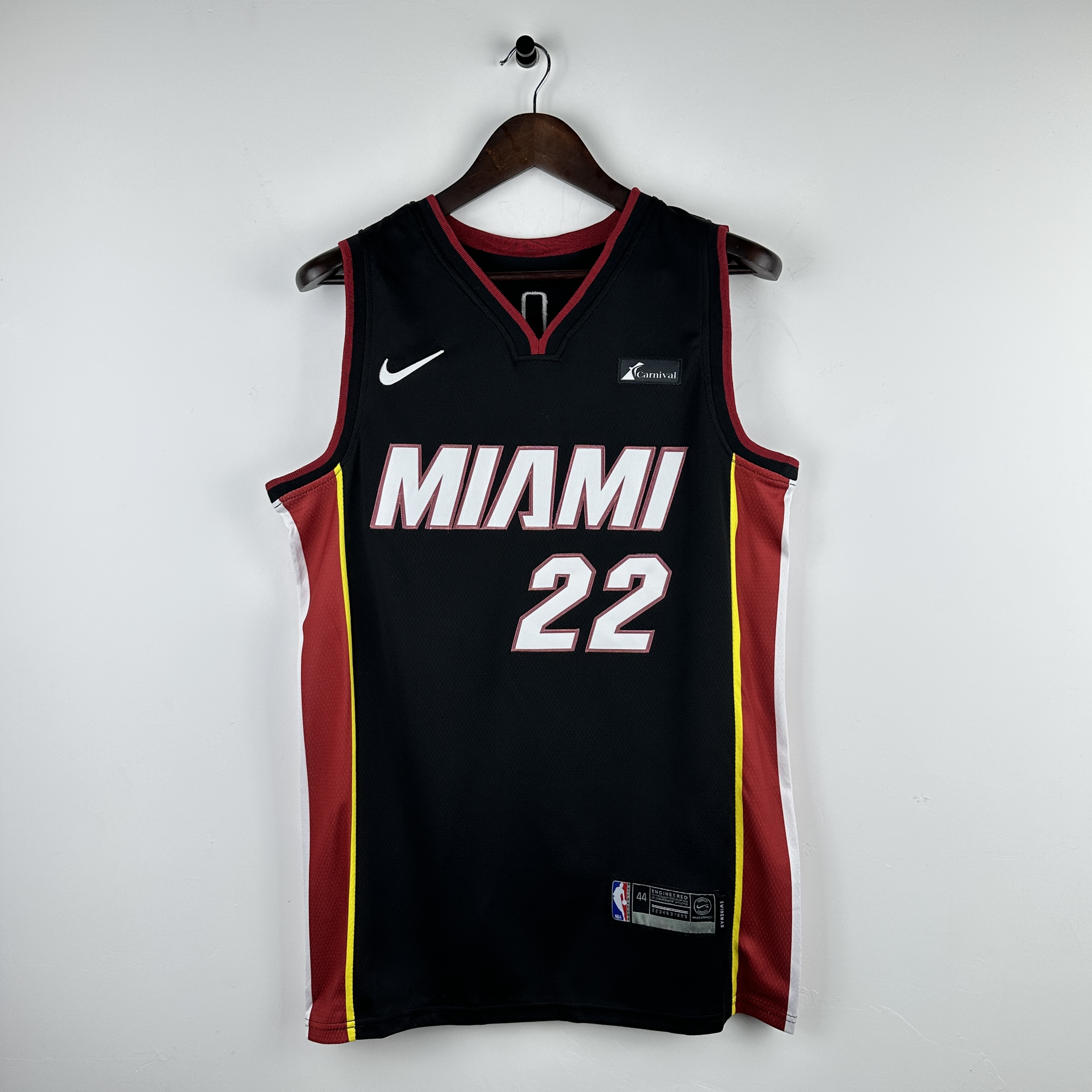 Embroidered Heat V-neck black No. 22 Butler