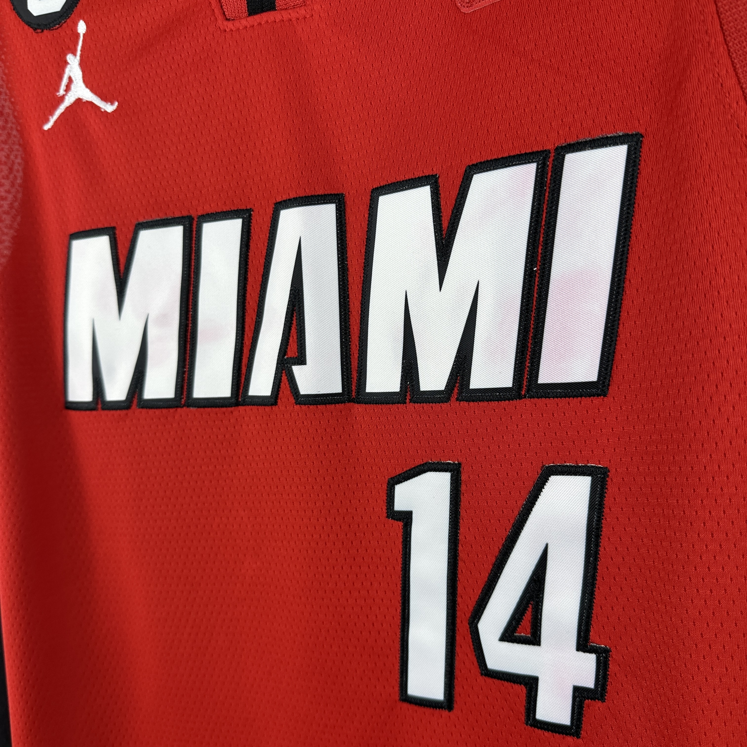 Embroidered Heat V-neck red No. 14 Herro