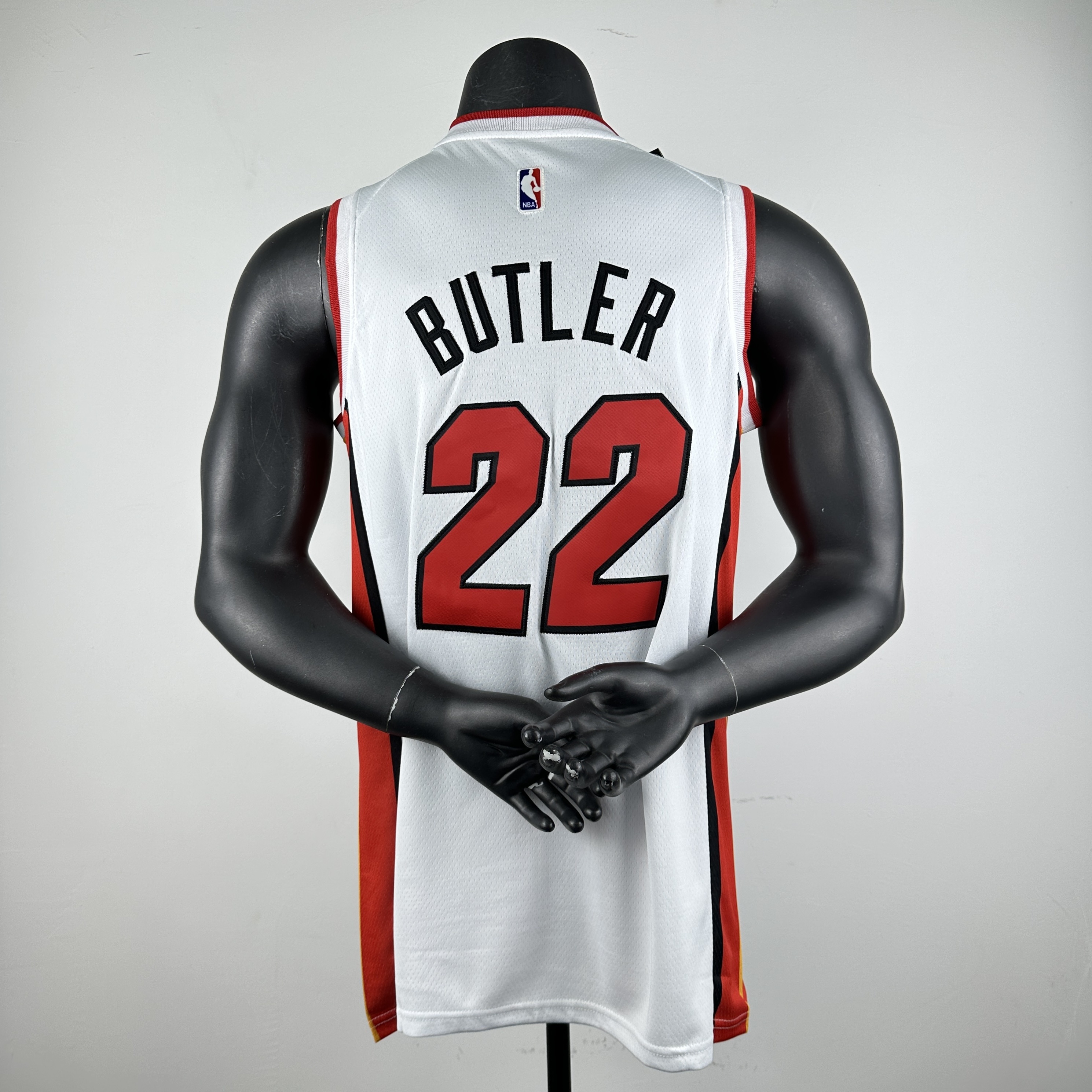 Embroidered Heat V-neck white No. 22 Butler