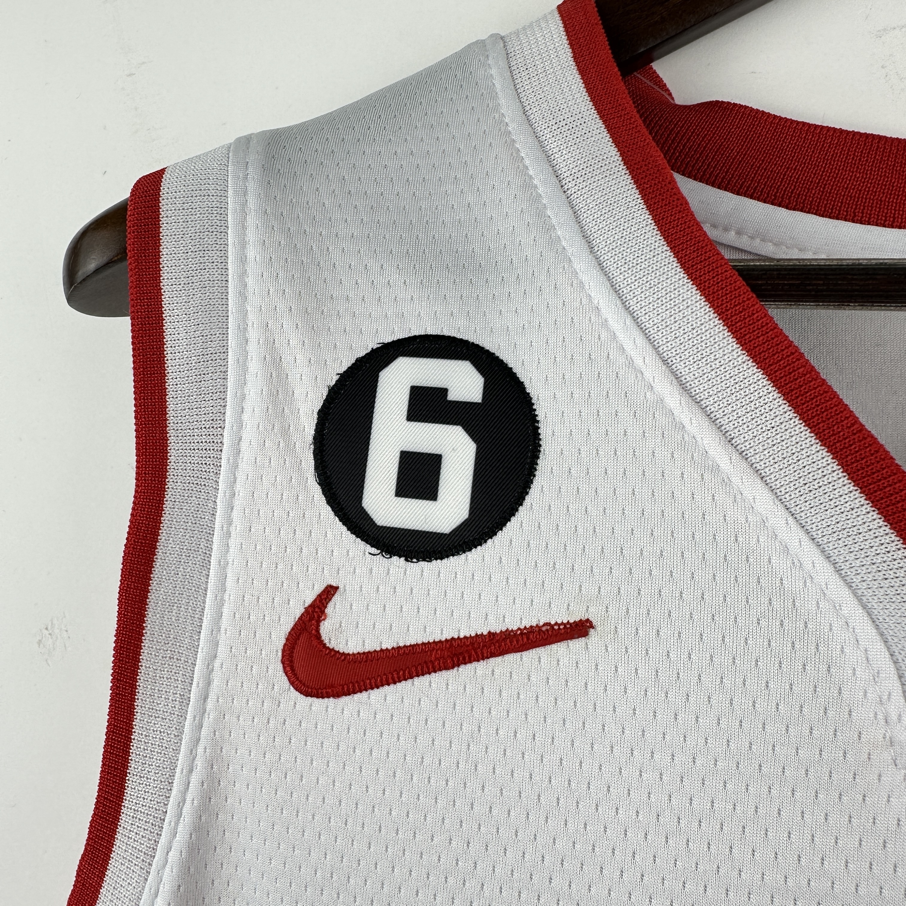 Embroidered Heat V-neck White No. 13 Adebayo