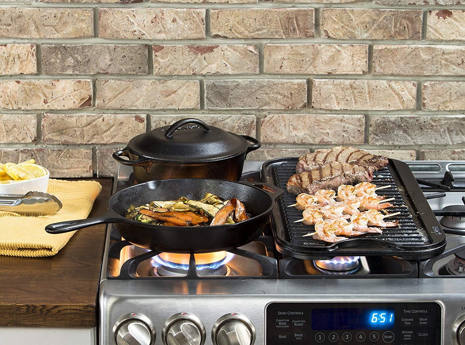 Lodge L10DO3 Cast Iron Dutch Oven with Iron Cover, Pre-Seasoned, 7-Quart