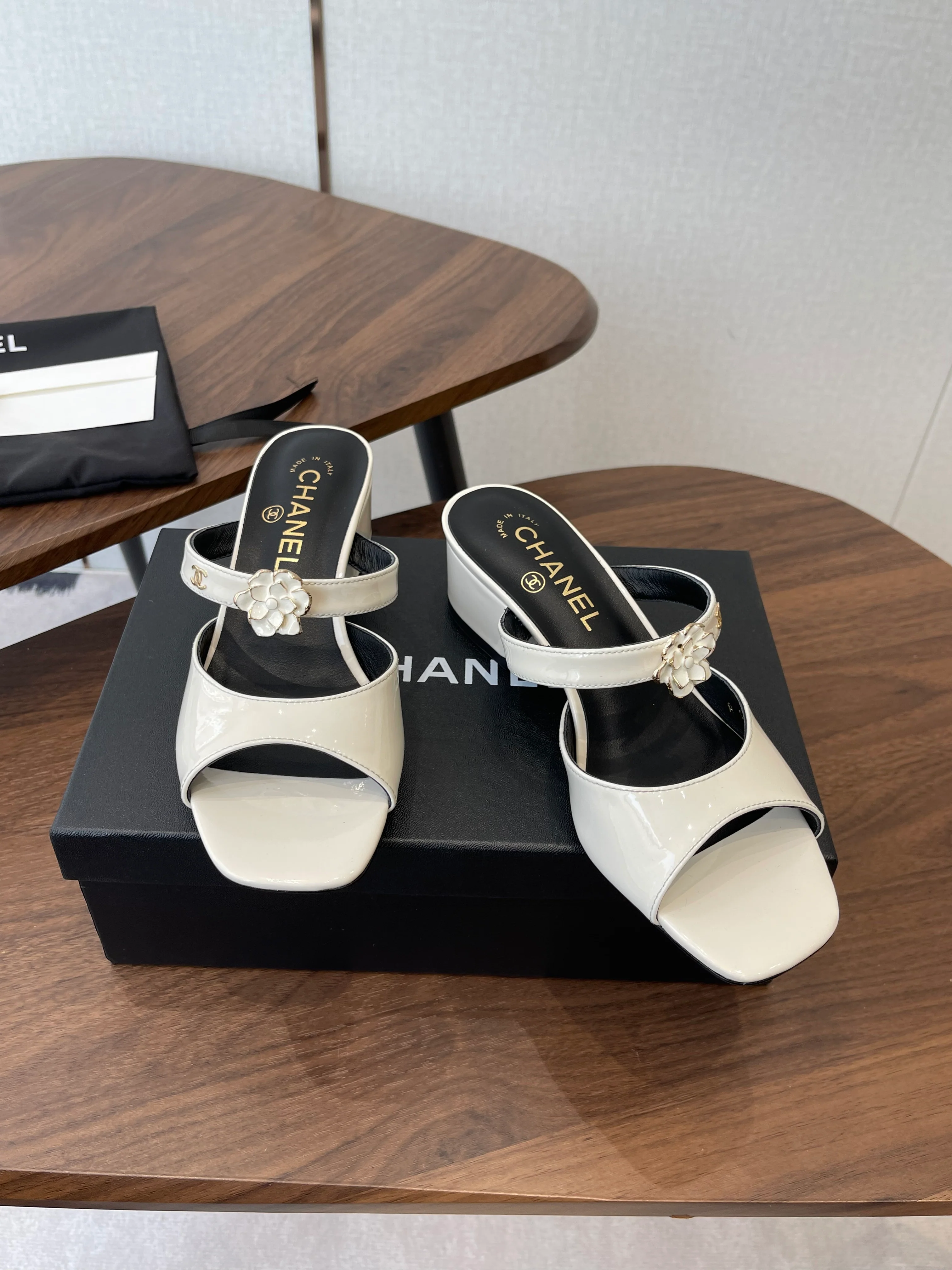 26NEW Camellia-decorated Slippers