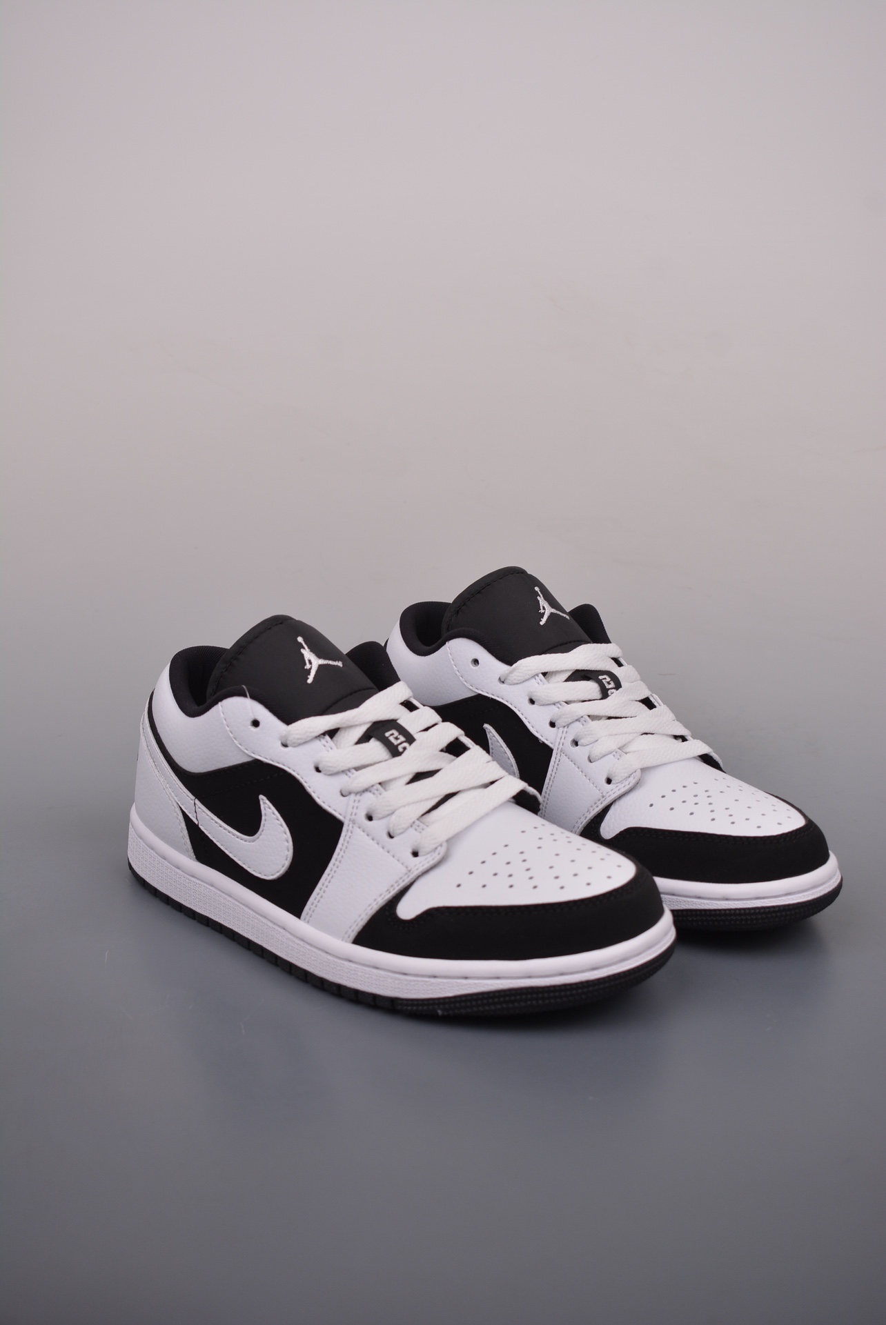 AJ Jordan casual sneakers synchronized with the official color