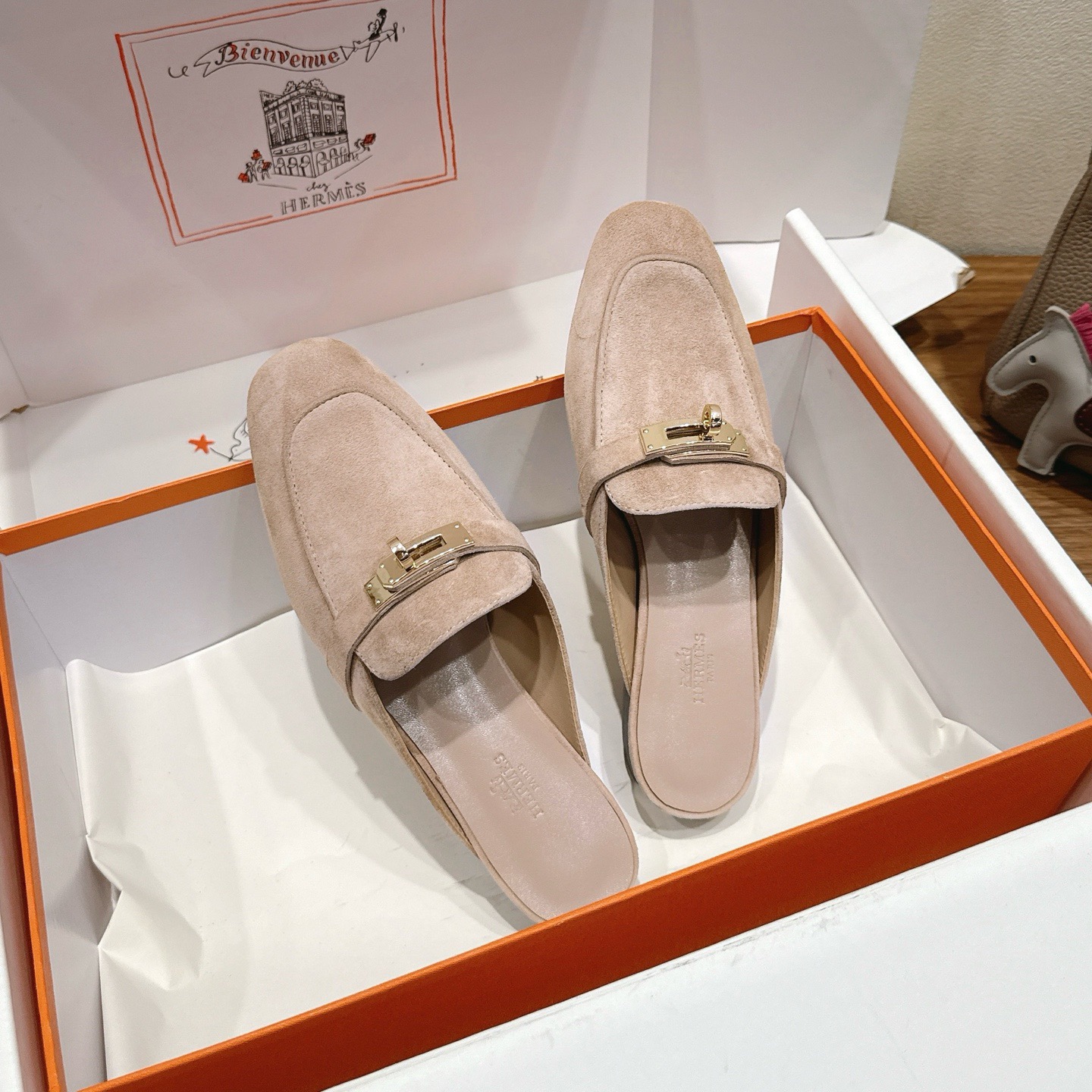 a Eclair     half-slippers