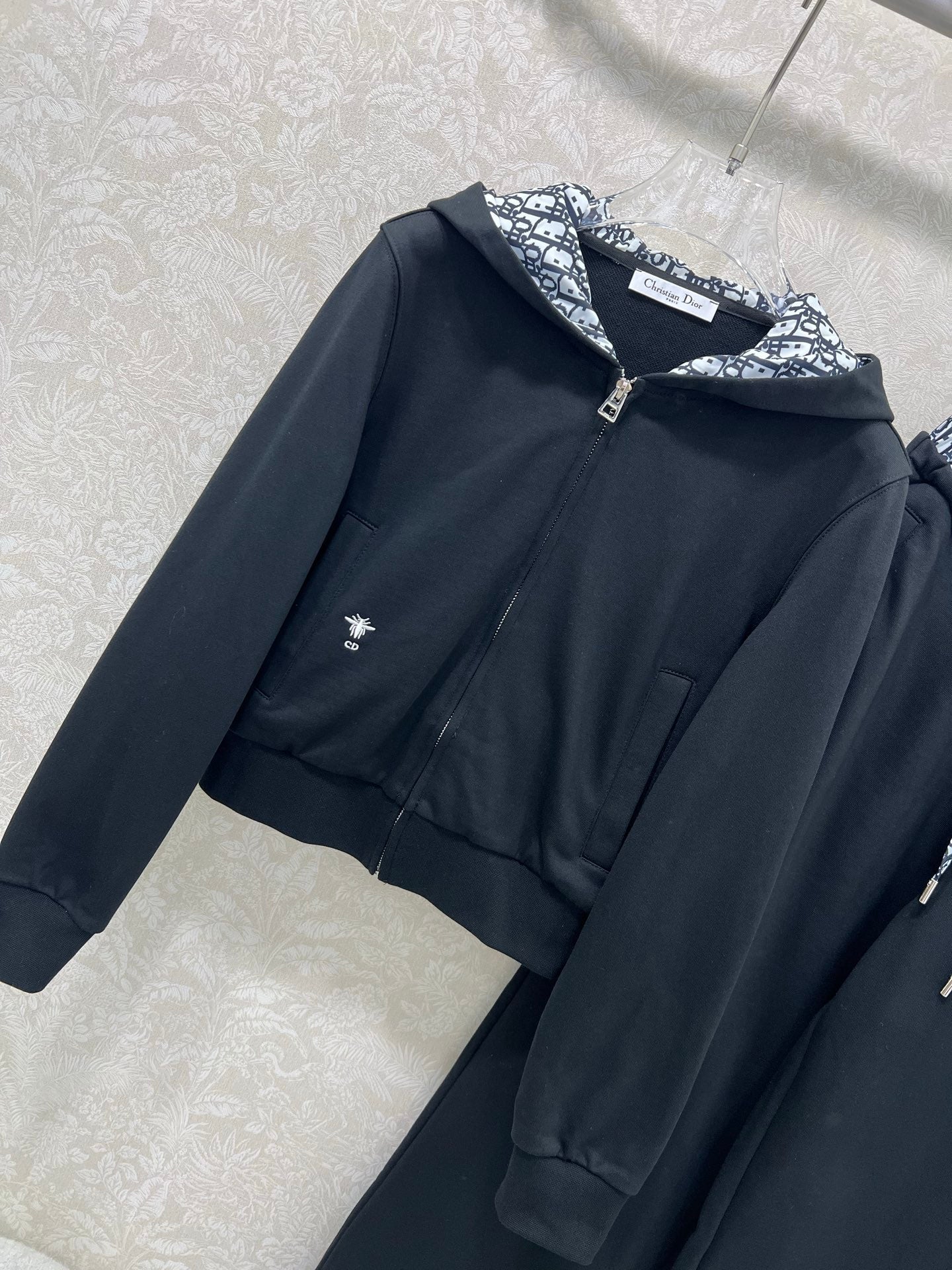 Hooded zipper jacket + wide-leg trousers combination