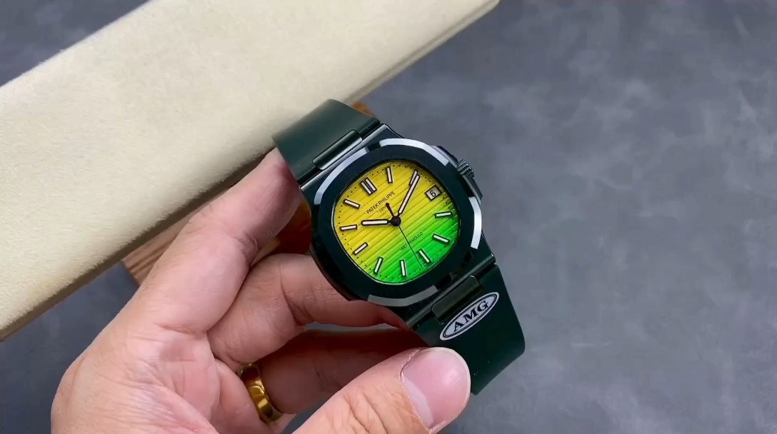 【Super Clone】Patek Philippe Nautilus Yellow & Green 5711 40MM Watch