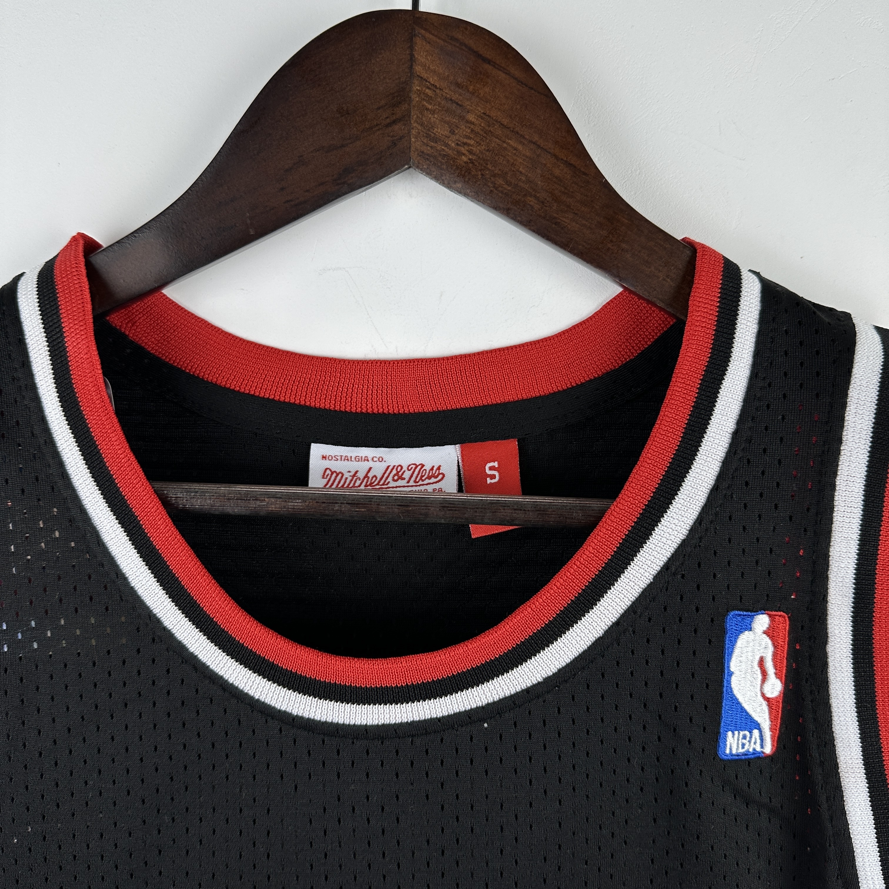 Embroidered MN retro jersey, Bulls 97/98 season, black, No. 33, Scottie Pippen