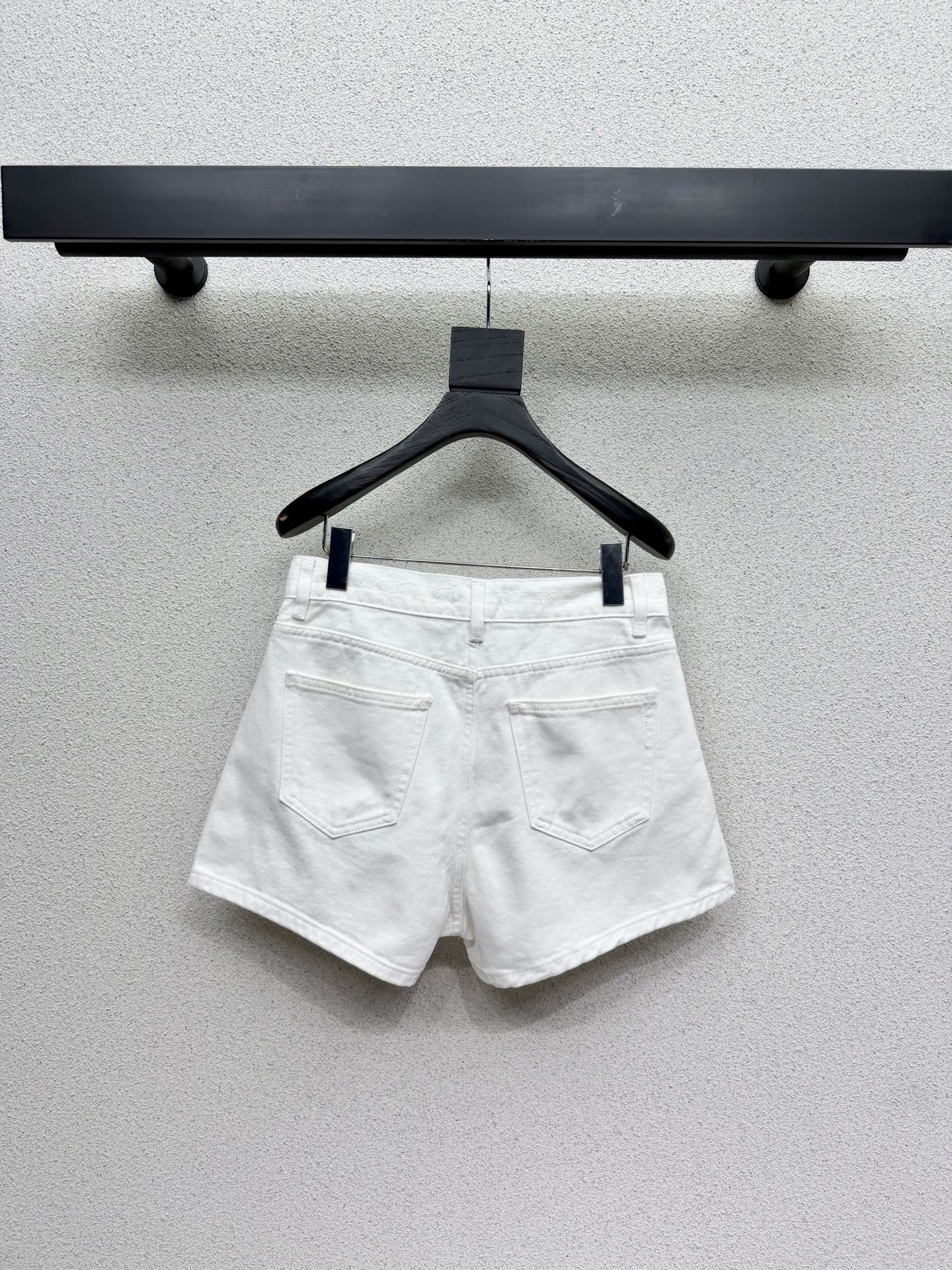 26NEW White Denim Shorts with Double C on Both Sides and Pockets
