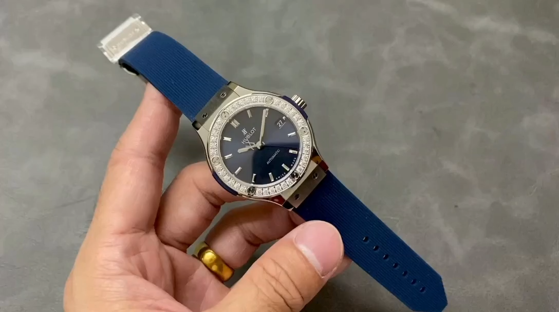 【Super Clone】565.NX.7170.RX.1204 Hublot Classic Fusion Titanium Blue Diamonds
