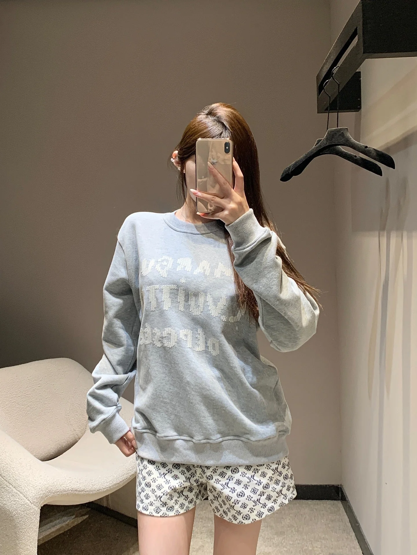 Lettering embroidered crew neck sweatshirt