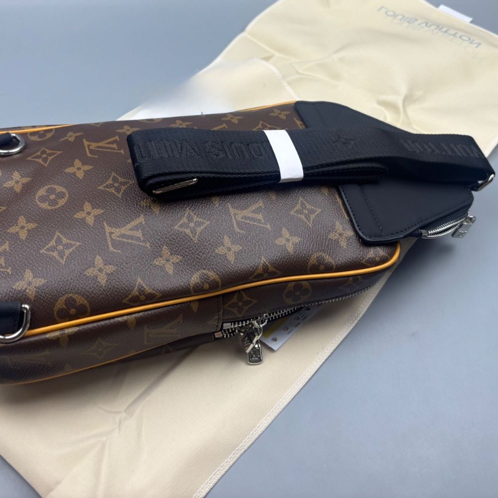 Louis Vuitton Avenue NM Slingbag Brown 31cm M46718