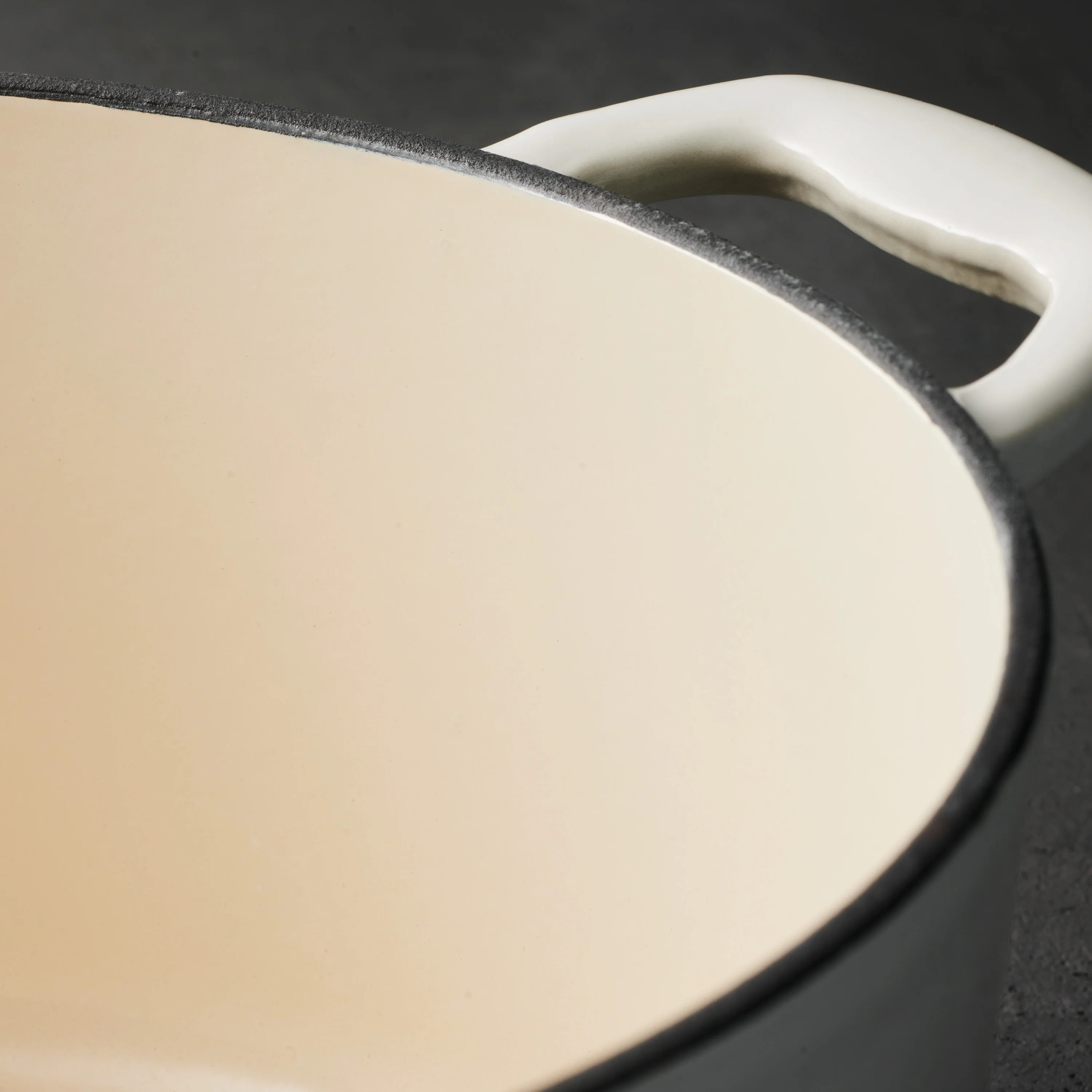 Tramontina Bestow 5.5-Quart Enameled Cast Iron Round Dutch Oven with Lid, Latte with Gold Knob, Oven-Safe