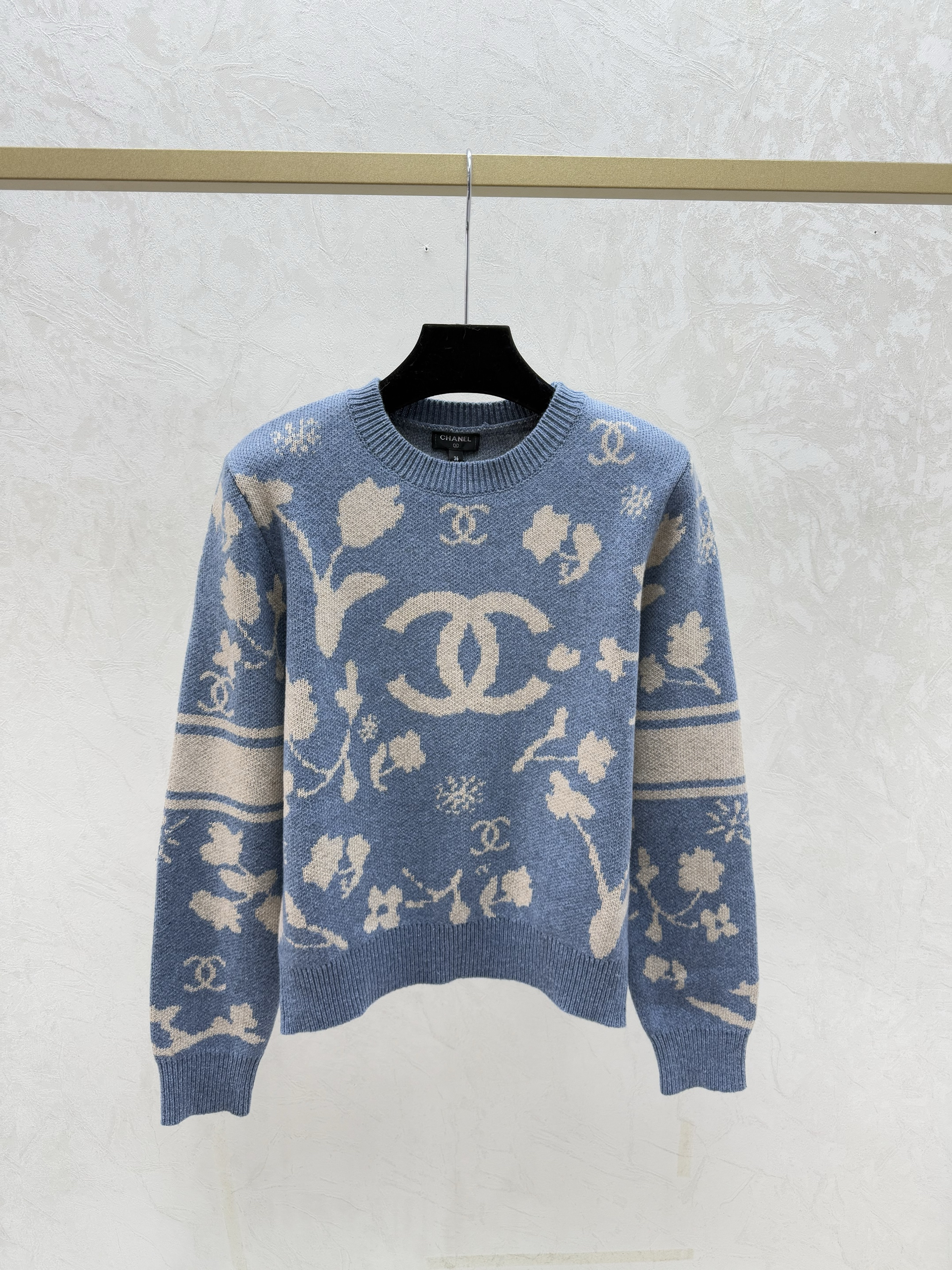 Color-blocked floral jacquard round neck knit long sleeve