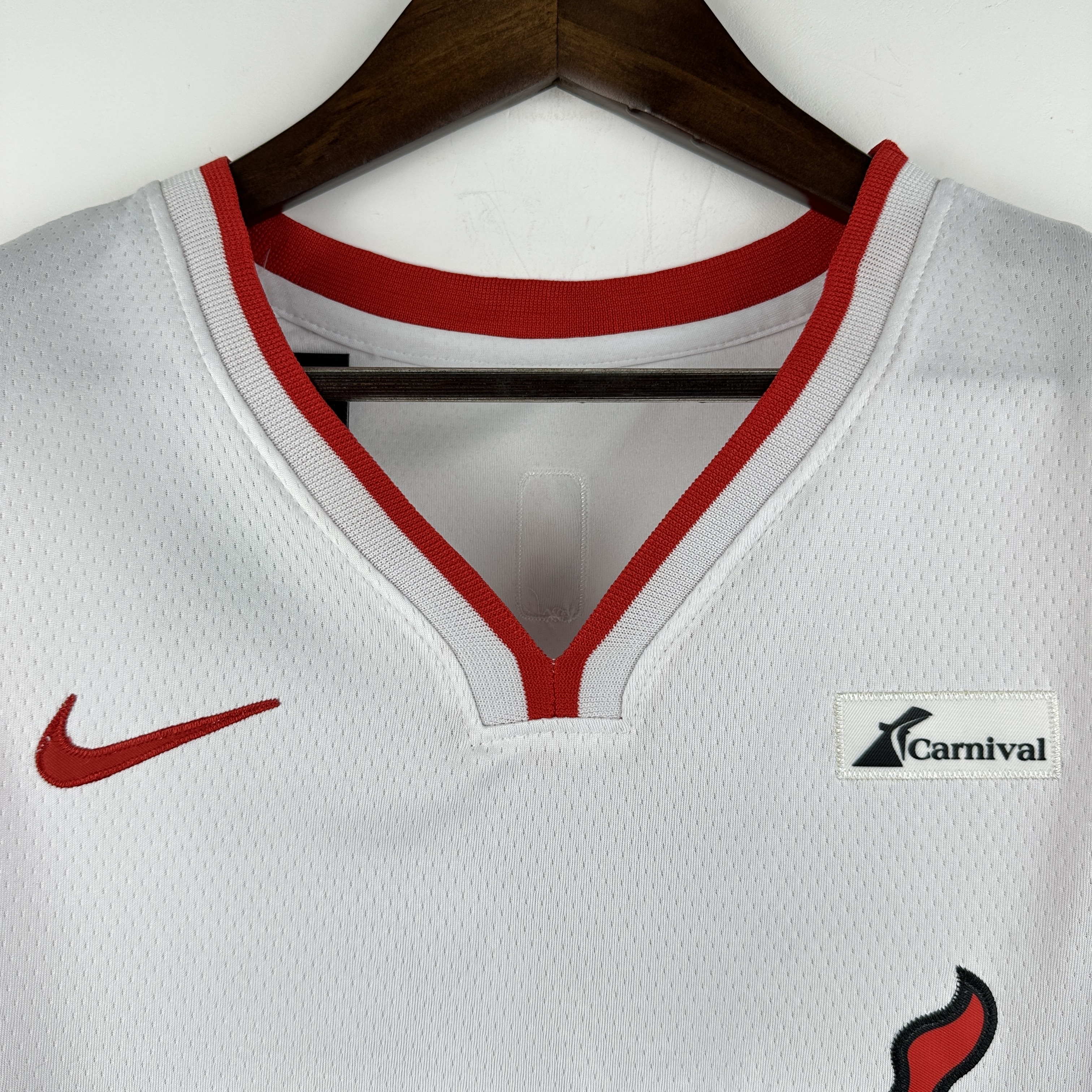 Embroidered Heat V-neck white No. 22 Butler