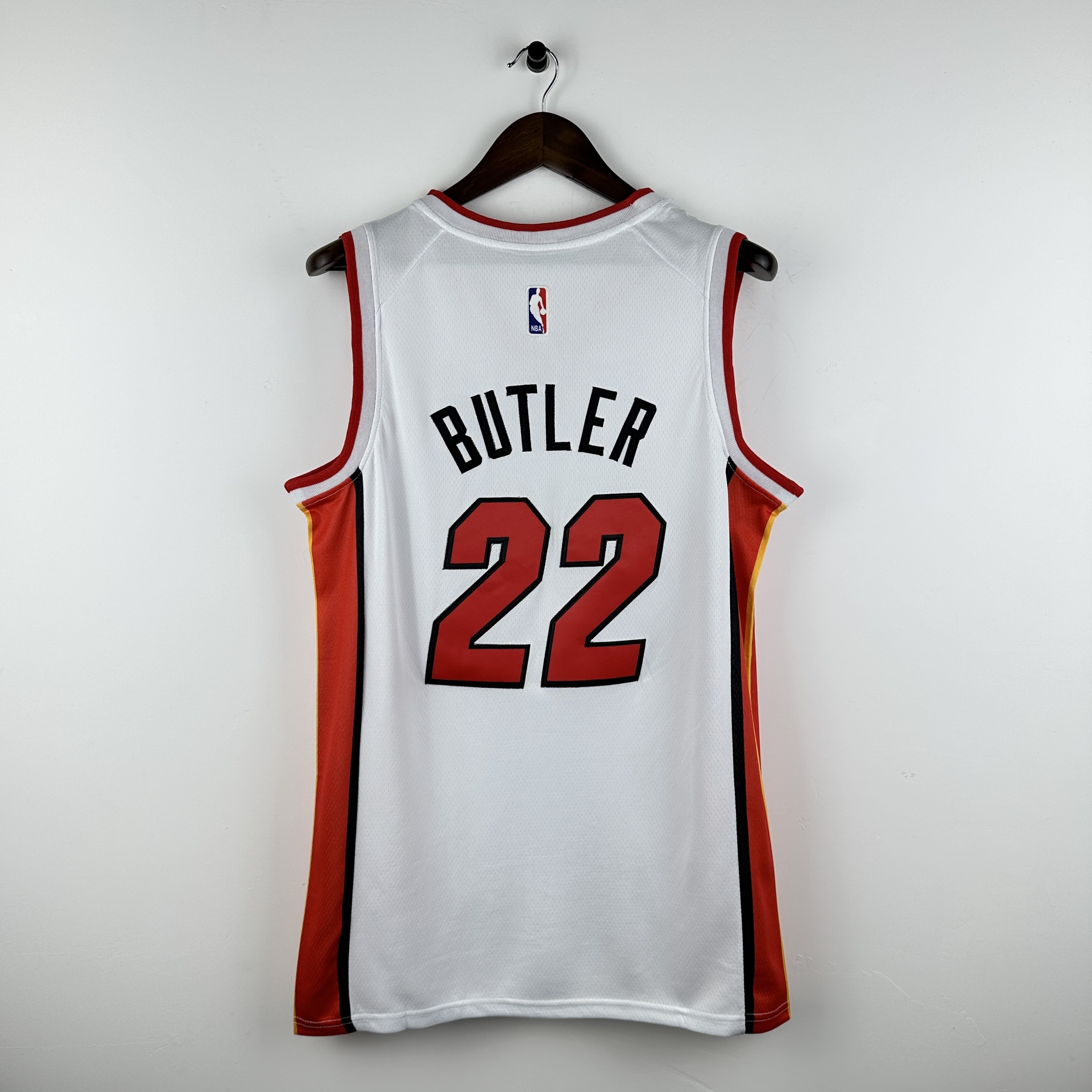 Embroidered Heat V-neck white No. 22 Butler