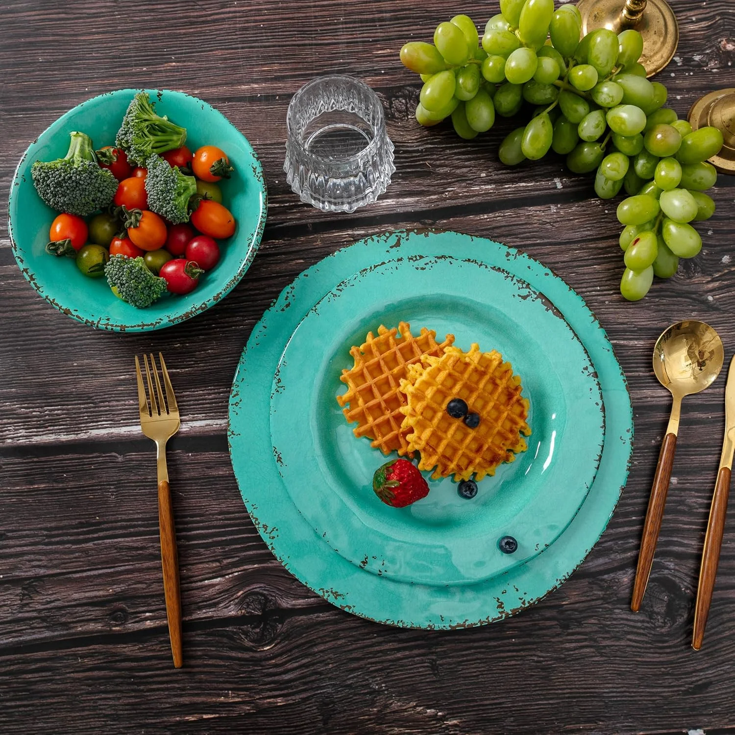 18-Piece Farmhouse Melamine Dinnerware Set - Shatterproof, Lightweight,  Outdoor Dining Plates, Bowls, and Serving Dishes for Everyday Use, Camping, Picnics, Light Green
