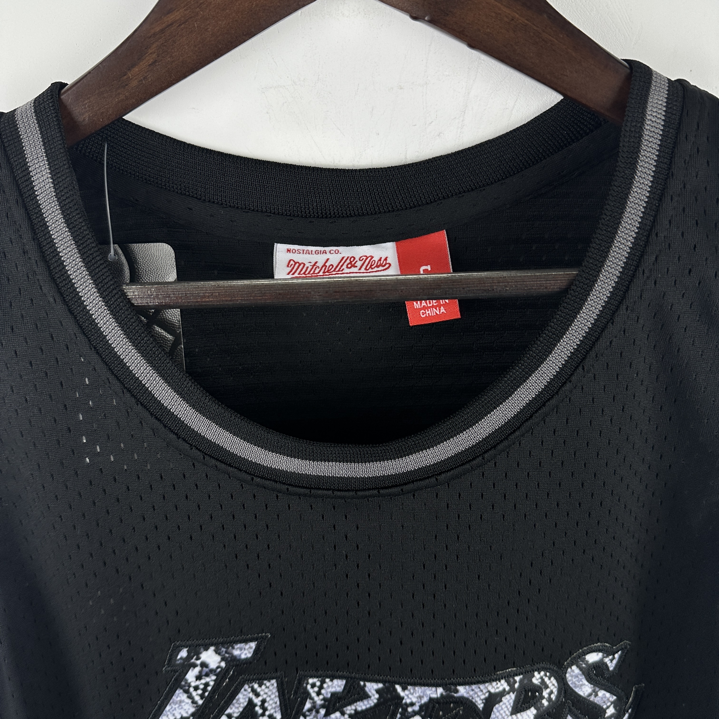 Embroidered MN Retro Jersey Lakers Black No. 24 Kobe