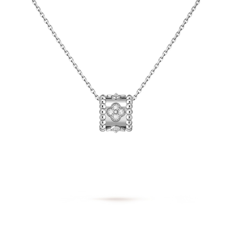 Perlée clovers pendant