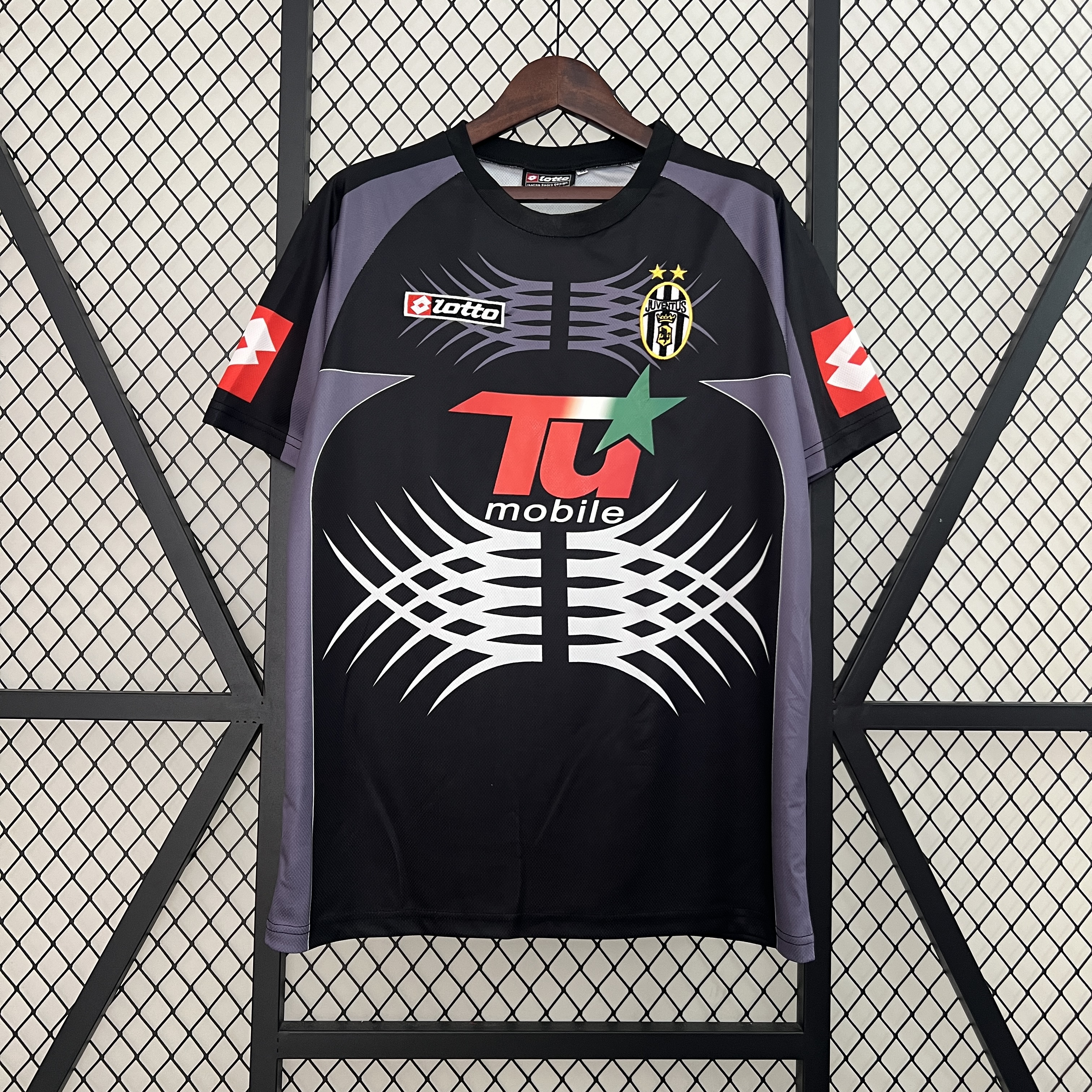 Retro Juventus 2001-02 Black Goalkeeper Jersey