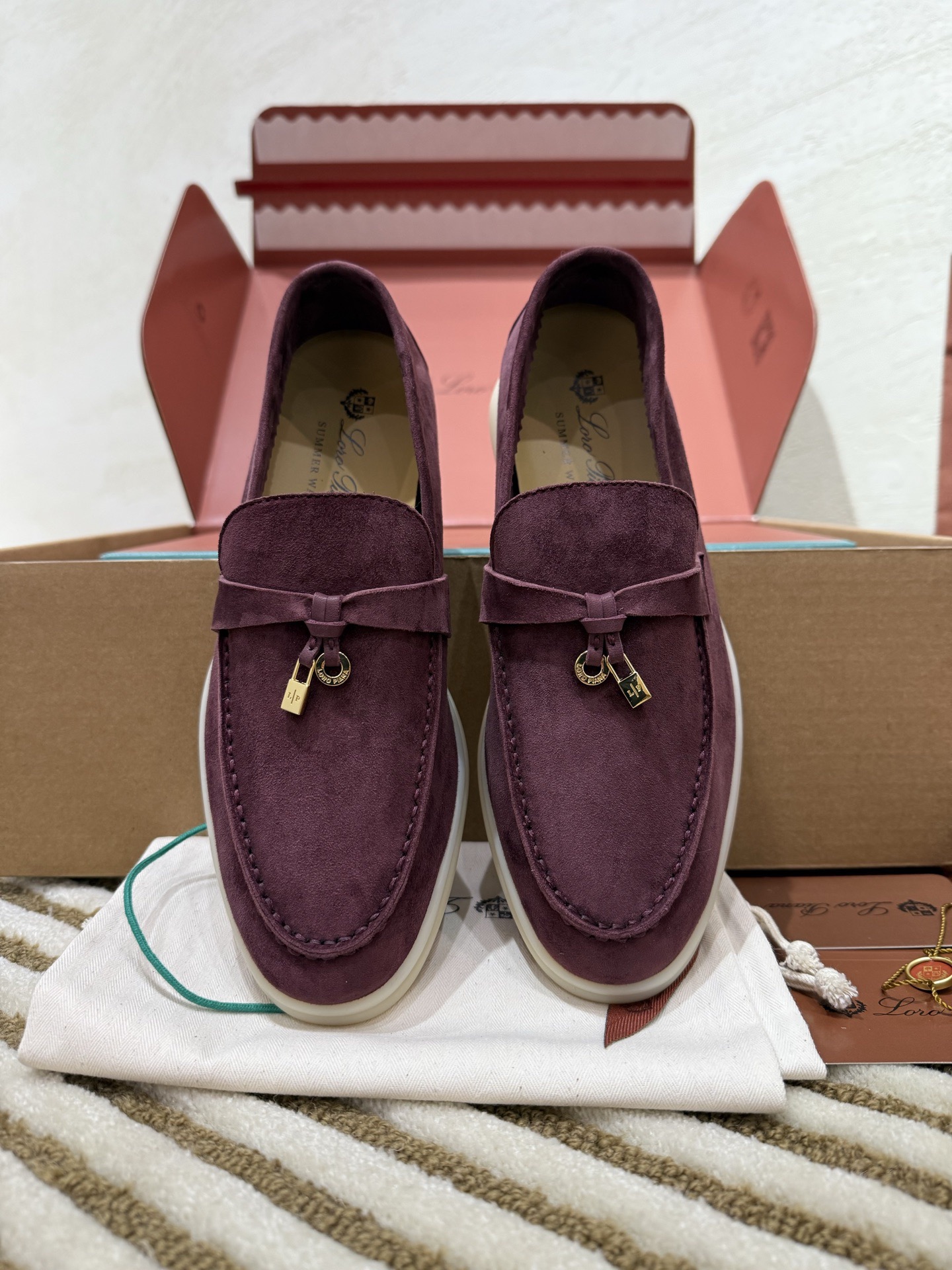 Classic slippers, comfortable and casual soft leather flat shoes.